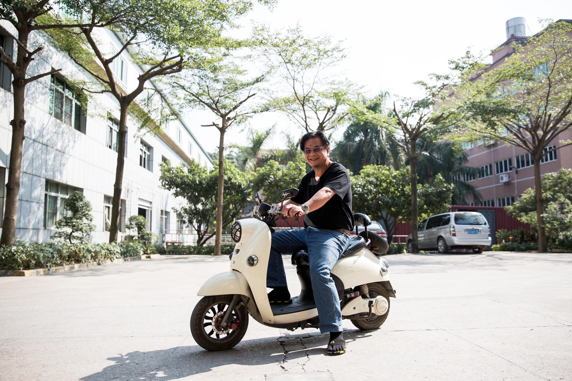 吳瑞雄是維熹創辦人，現長駐在中國東莞廠，時時騎電動車巡廠，年輕時曾做過木工、珠寶盒，也開過計程車，對第一線員工的辛苦能感同身受。