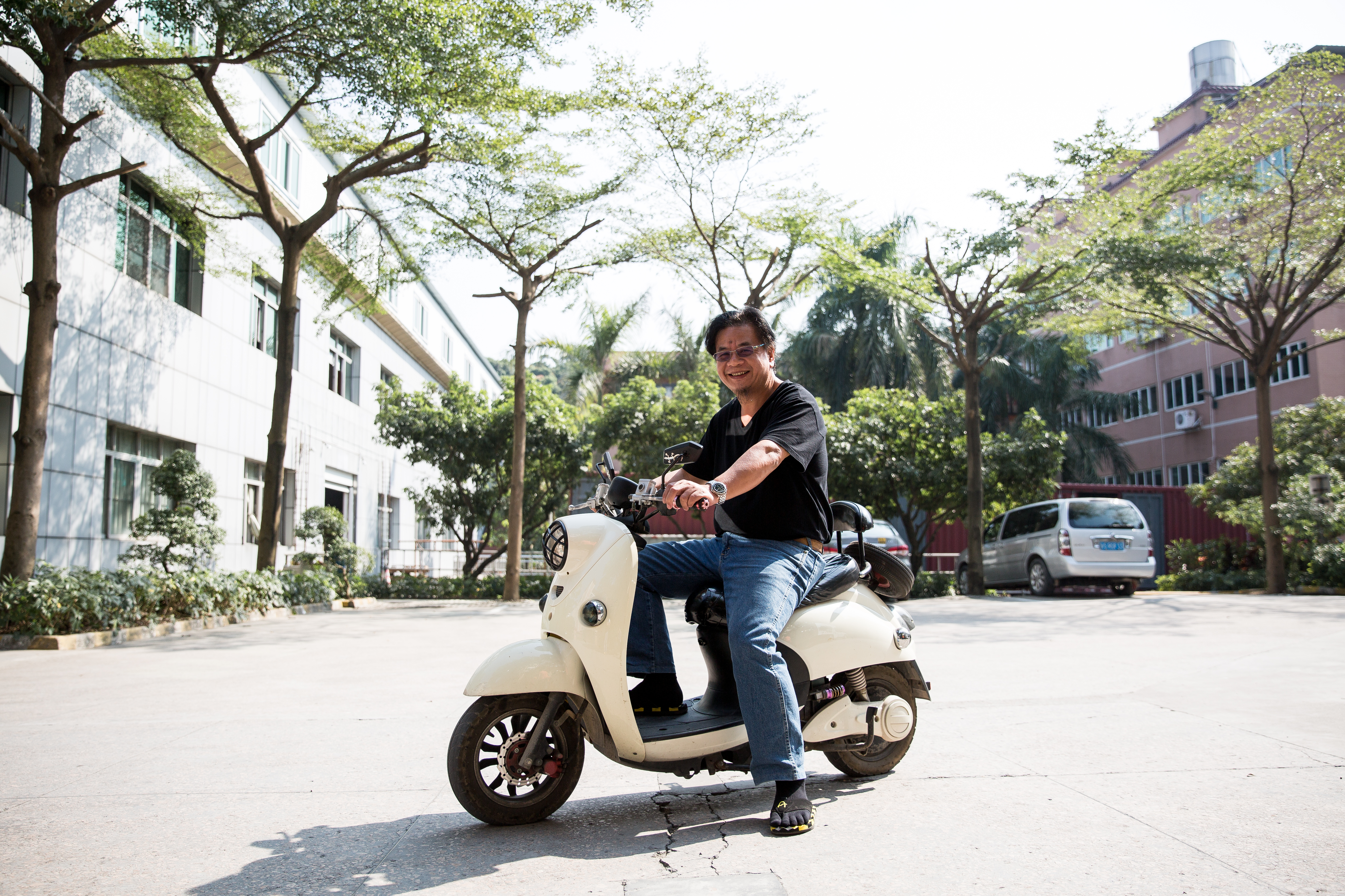 吳瑞雄是維熹創辦人，現長駐在中國東莞廠，時時騎電動車巡廠，年輕時曾做過木工、珠寶盒，也開過計程車，對第一線員工的辛苦能感同身受。