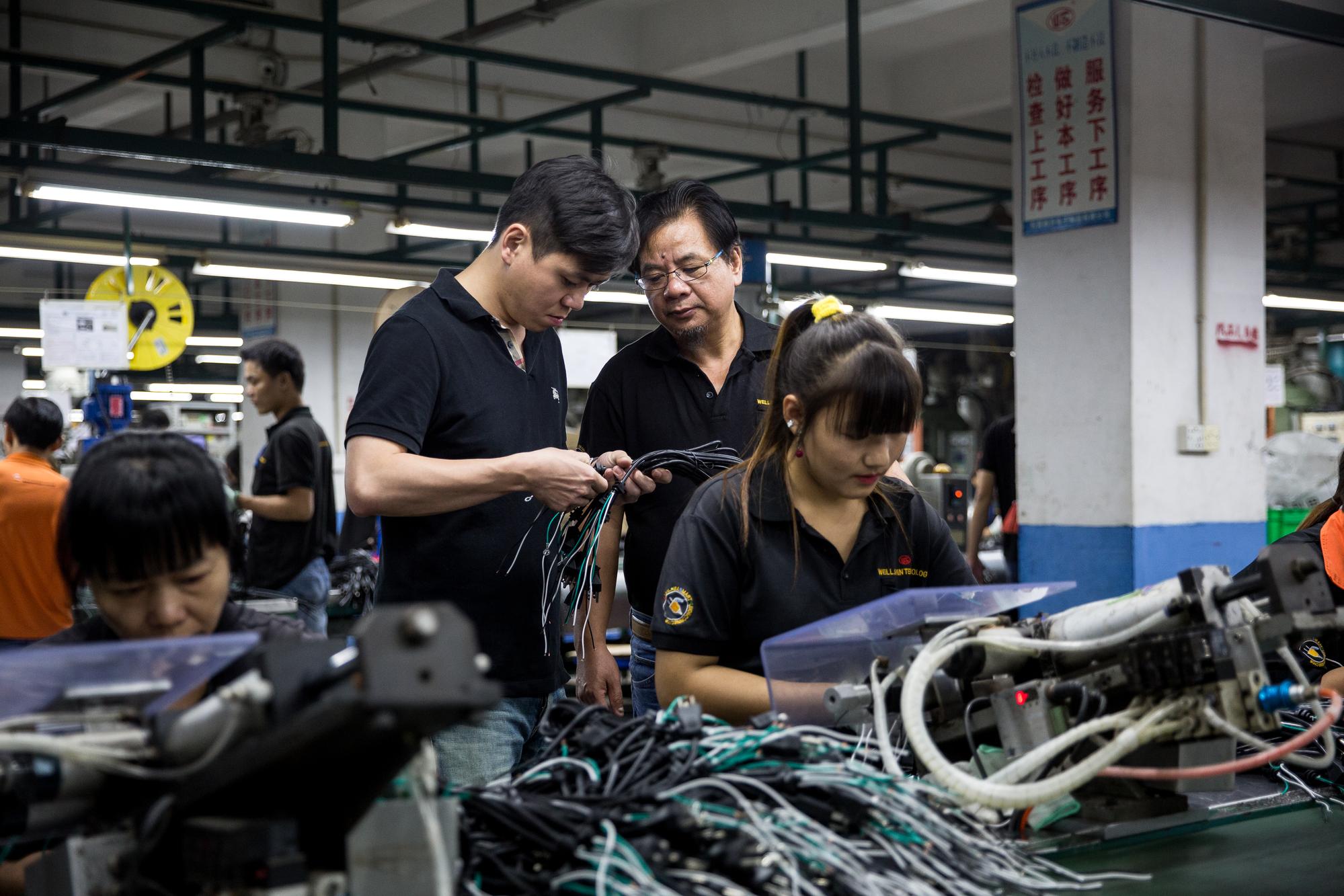 6年前吳瑞雄（後排右）大兒子吳彥霆（後排左）加入維熹，跟在父親身邊學習，從製造基礎到業務等無一不學，現職則為業務總監。