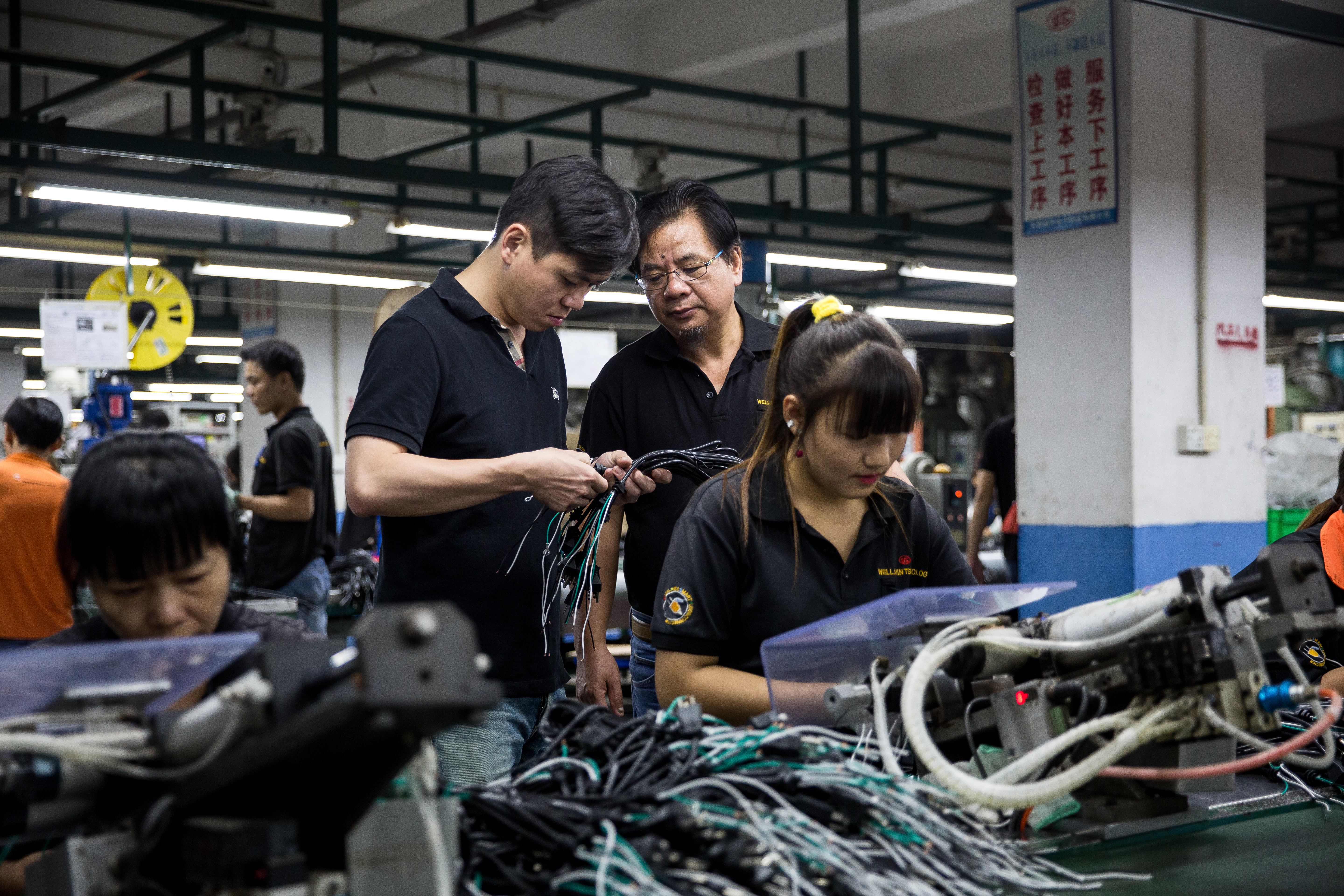 6年前吳瑞雄（後排右）大兒子吳彥霆（後排左）加入維熹，跟在父親身邊學習，從製造基礎到業務等無一不學，現職則為業務總監。