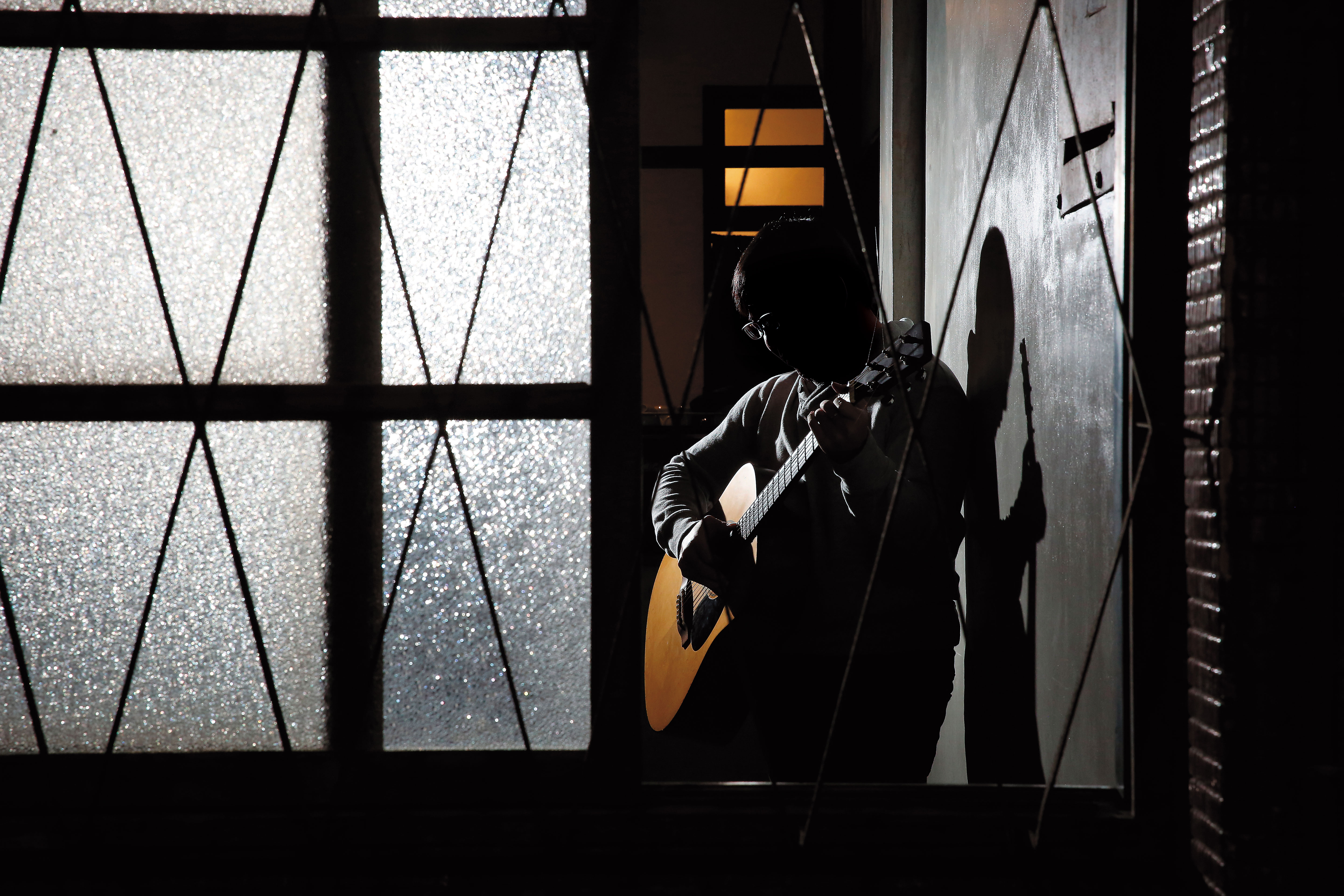 R說，難過的時候，會彈彈吉他抒發心情。