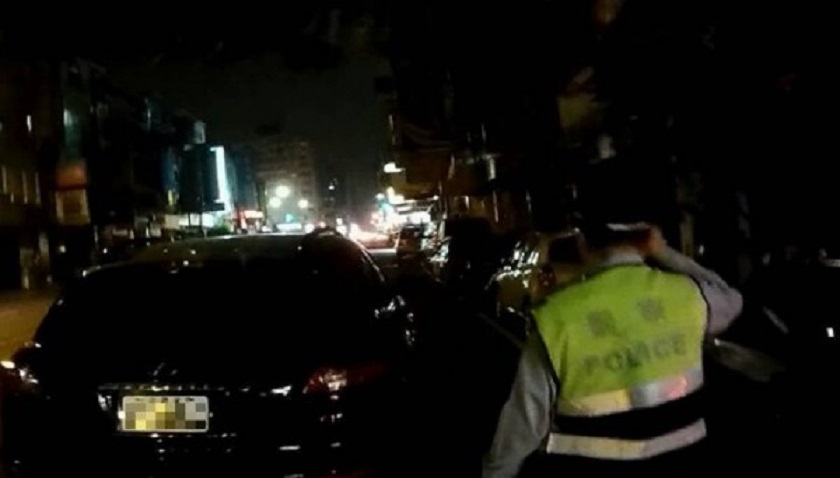 併排停車遭開罰，意外被查獲持有毒品。（警方提供）