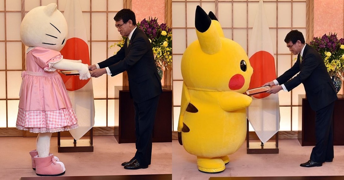 日本外務大臣（日本最高外交機構外務省的長官）河野太郎在28日萬博拉票大使任命式上，向凱蒂貓和皮卡丘頒發任命證書。圖片來源：日本外務省官方網站