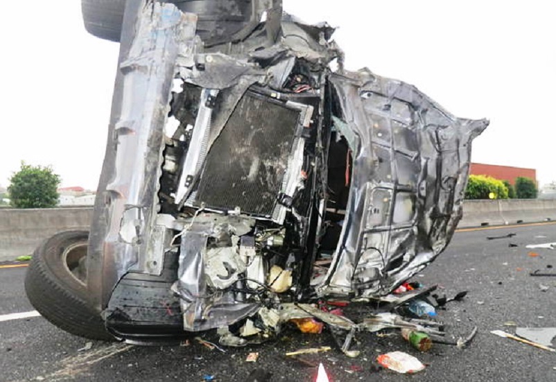 2度遭追撞，陳婦的車子幾乎被撞爛。（警方提供）