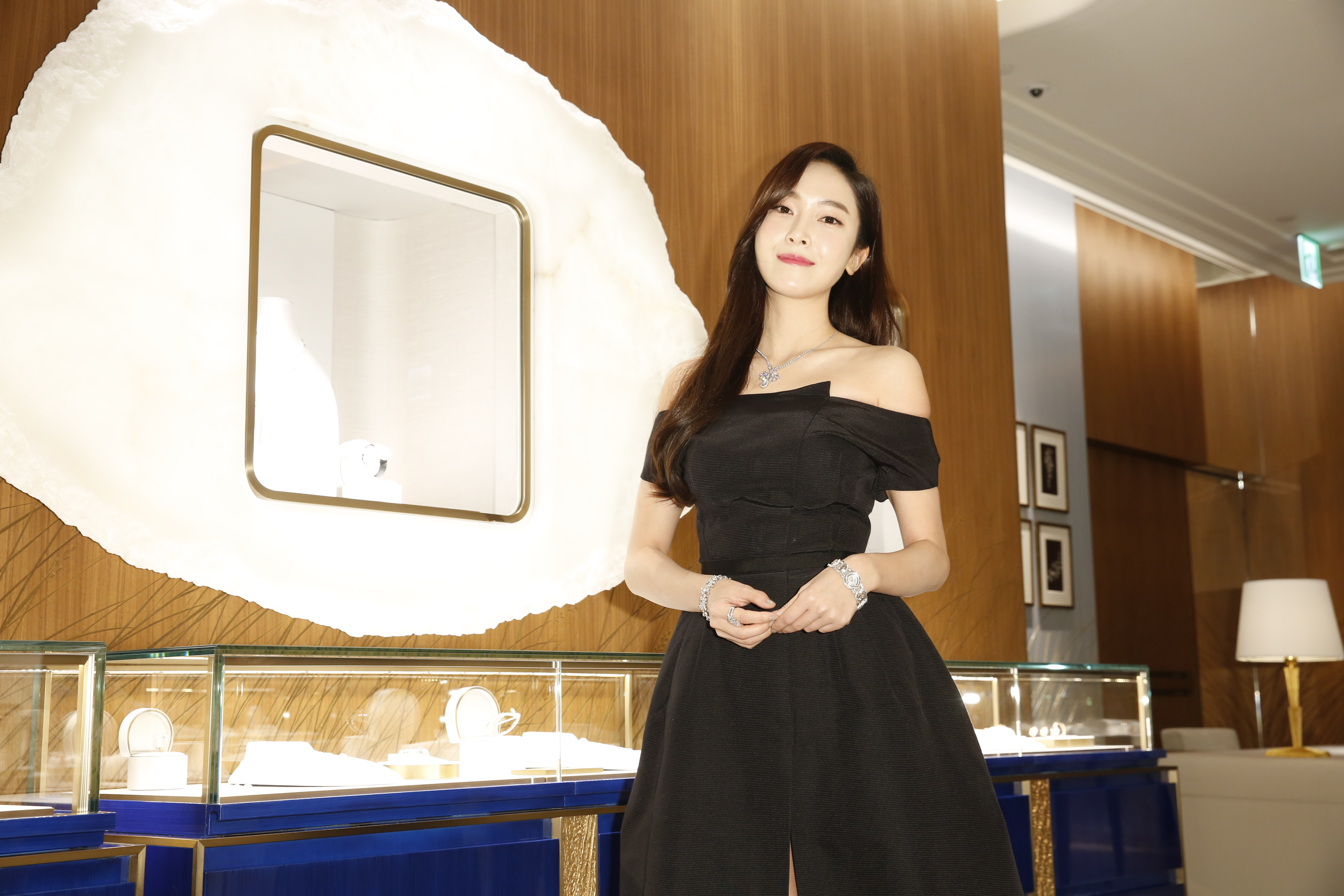 韓星Jessica受邀為CHAUMET台北101旗艦店開幕剪綵。