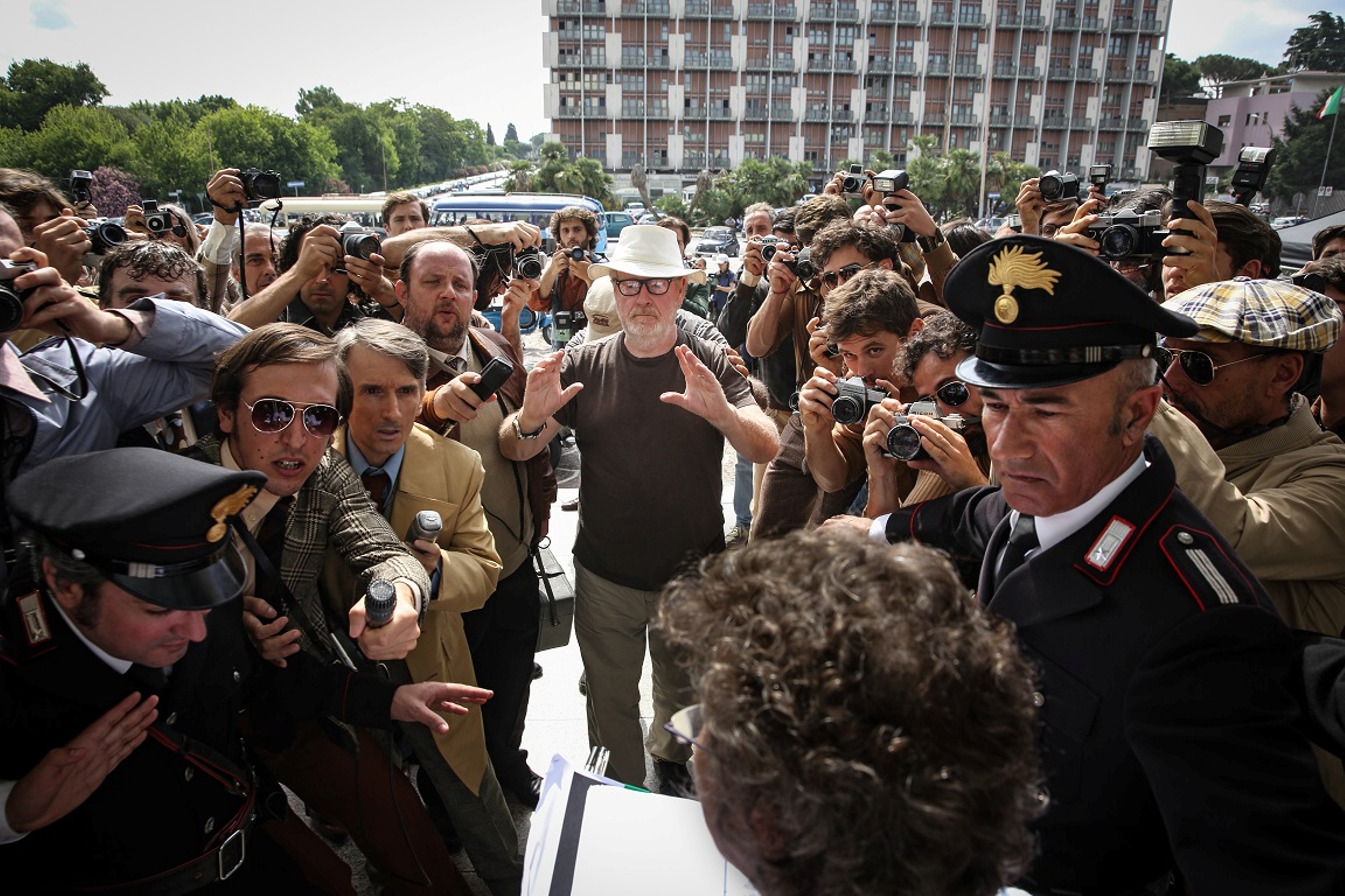 導演雷利史考特(中)以80歲高齡,展現源源不絕的創作力,硬是在9天內重拍《金錢世界》關鍵戲份。(威望國際)