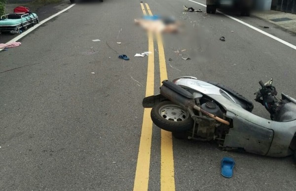 苗栗老夫妻騎機車雙載，為了閃避突然衝出的狗狗，夫妻同遭貨車輾斃。（警方提供）