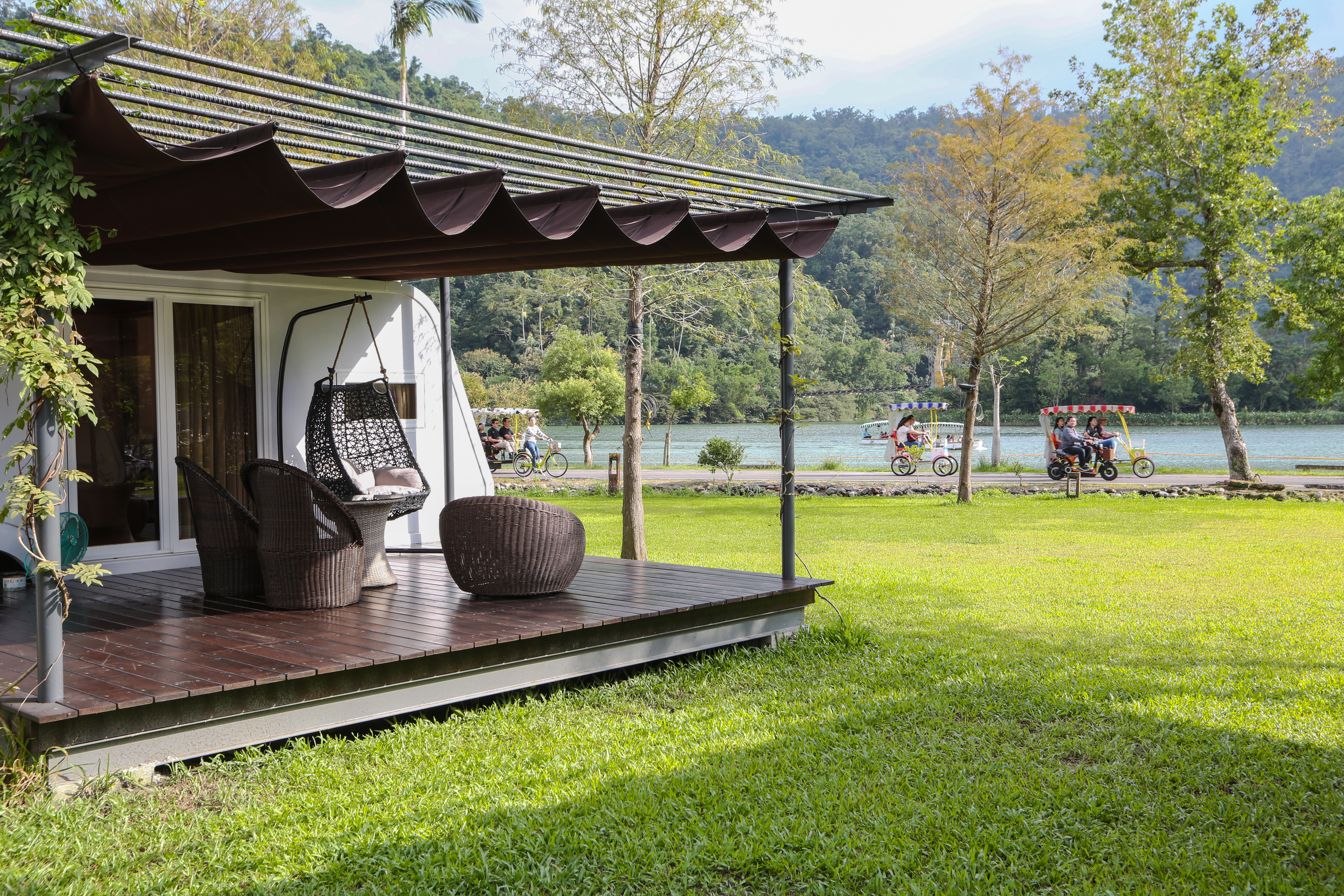 座落在梅花湖畔的「天ㄟ露營車」，擁有水岸第一排的美景。