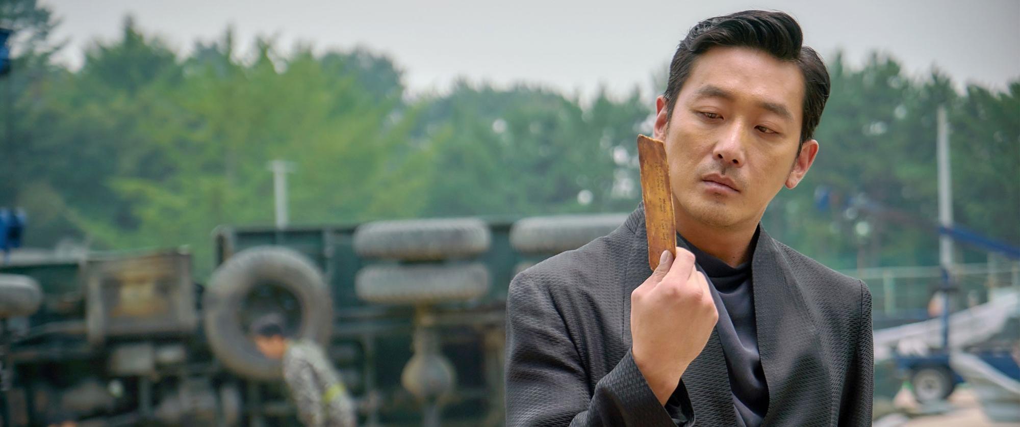 河正宇自爆特效團隊為了修掉他額頭上的痘痘,導致《與神同行》延後上映日期。(釆昌國際多媒體提供)