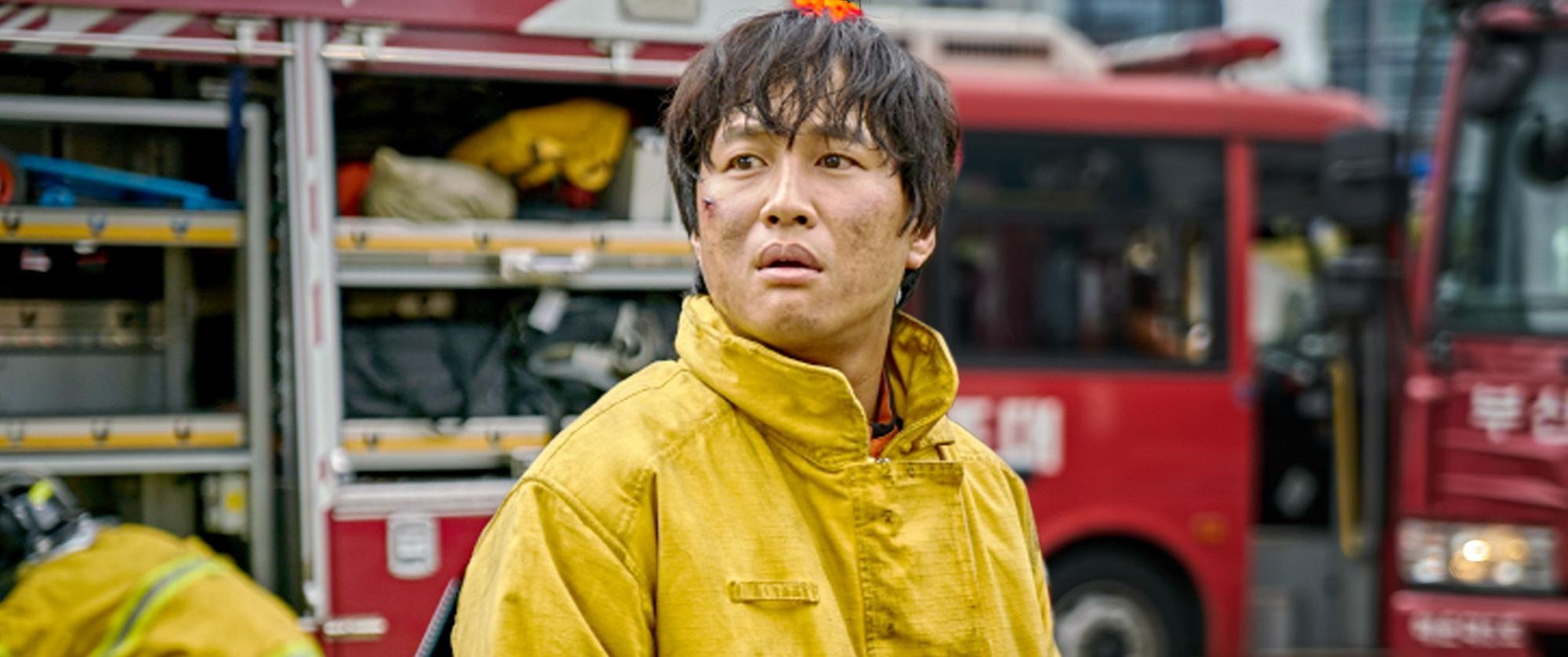 在《與神同行》中飾演救人喪生的消防隊員,車太鉉戲外心願是「世界和平」。(釆昌國際多媒體提供)