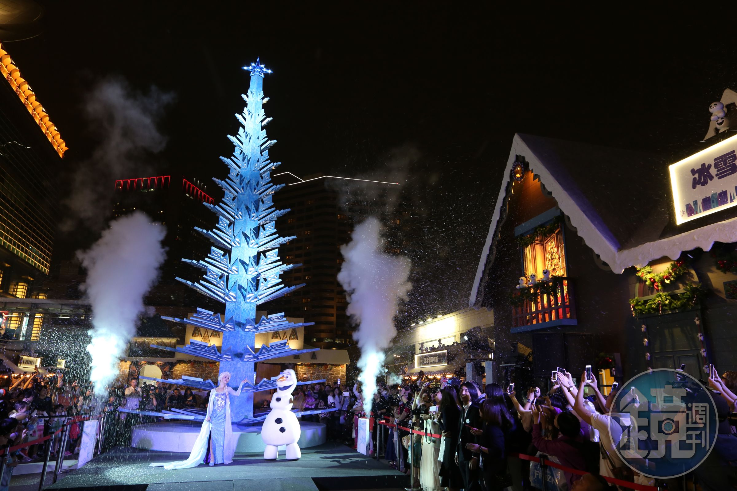 「冰雪奇緣嘉年華」開幕當天，特別請來艾莎公主和雪寶開場。
