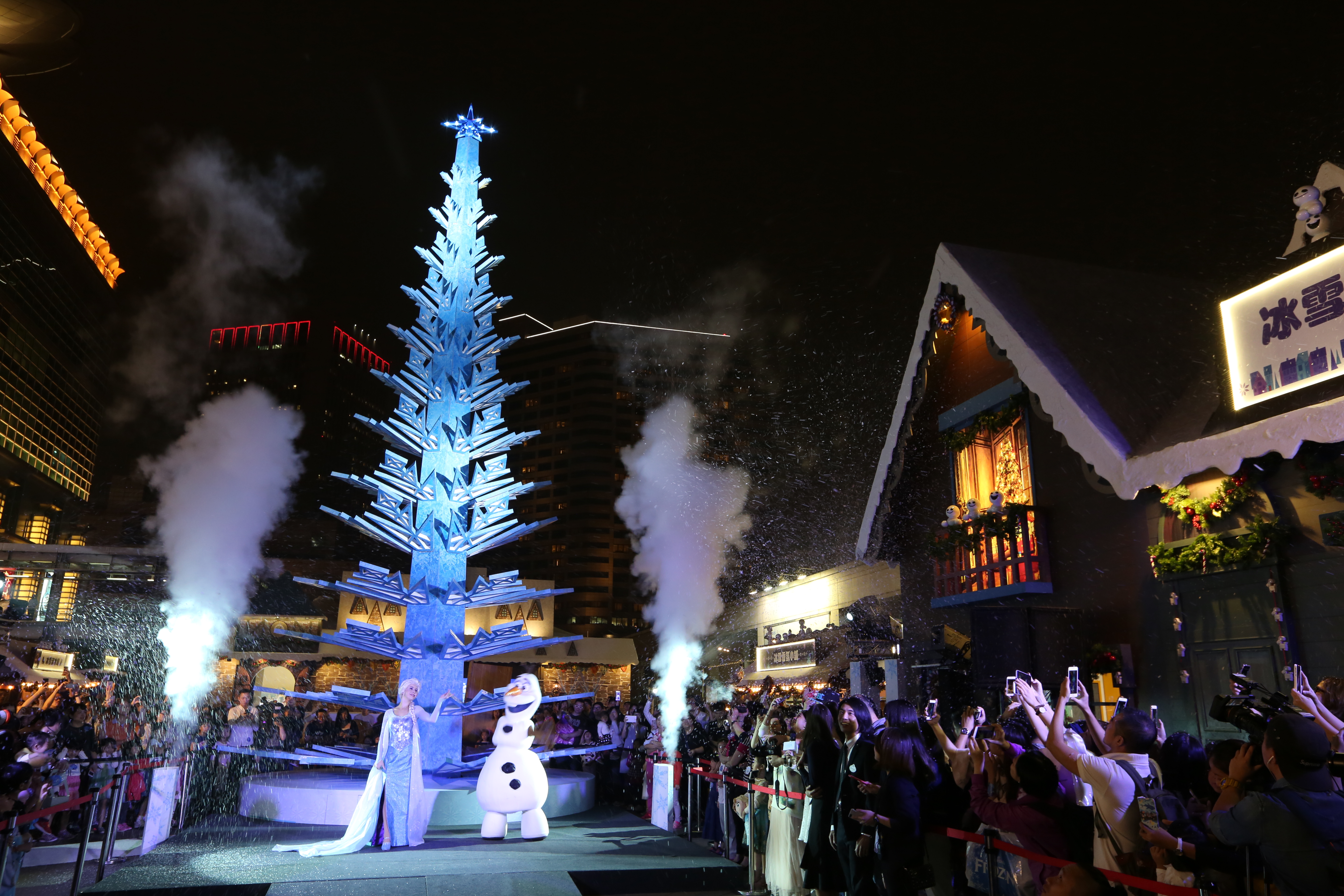 「冰雪奇緣嘉年華」開幕當天，特別請來艾莎公主和雪寶開場。