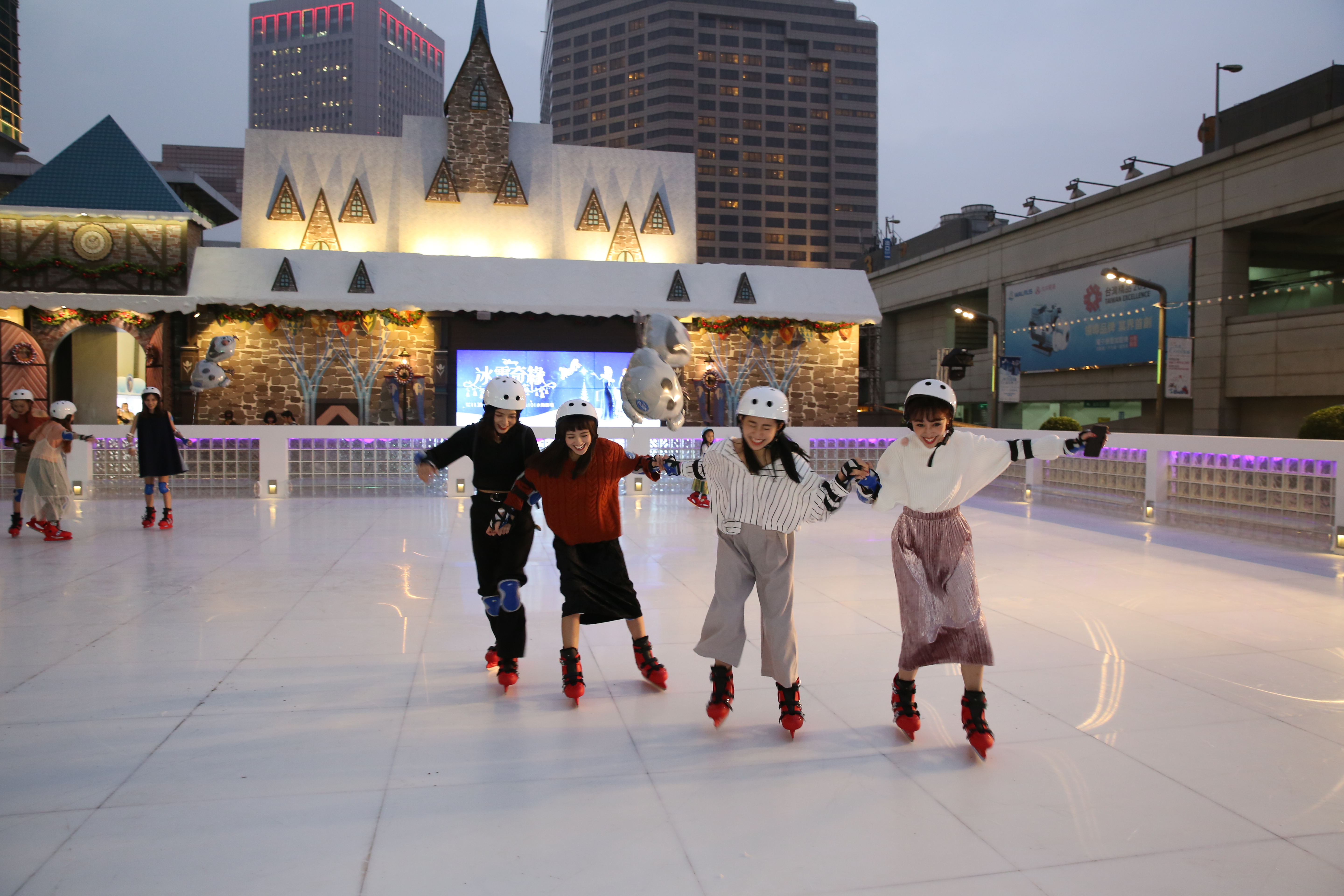 三五好友在「冰雪溜冰場」，感受難得的滑冰體驗。