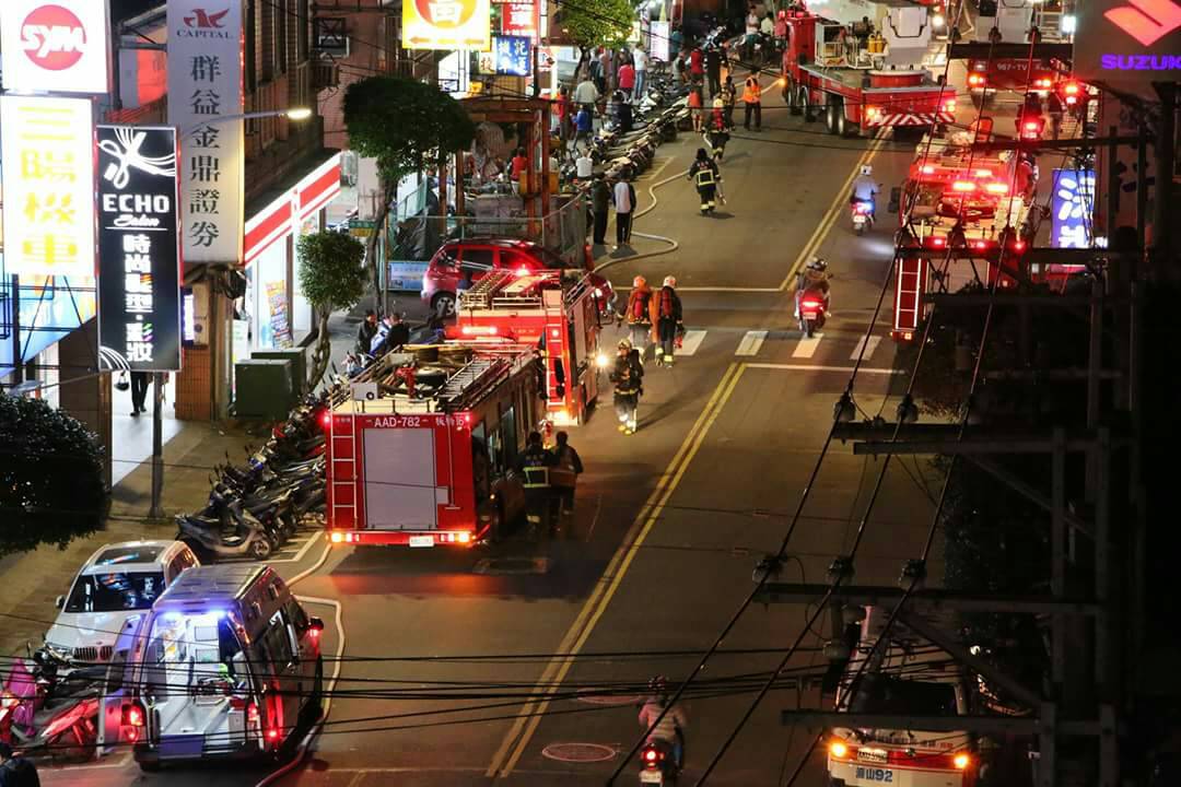 新北市土城中央路知名鵝肉店「鼎玉鉉」，30日晚間8點多遭人丟擲汽油彈縱火，2命危2重傷。（警方提供）