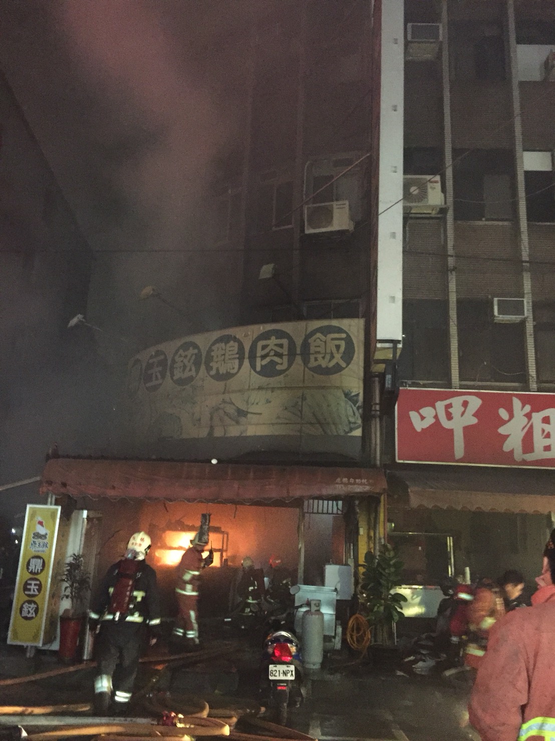 新北市土城中央路知名鵝肉店「鼎玉鉉」，30日晚間8點多遭人丟擲汽油彈縱火。（警方提供）