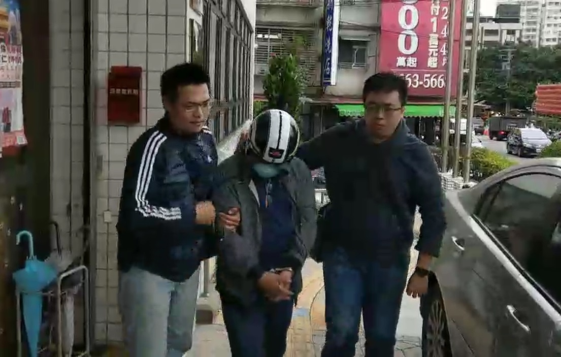 警方今日凌晨帶回犯案車輛的吳姓女車主和吳姓嫌犯，2人目前正在土城分局偵訊中。（翻攝畫面）