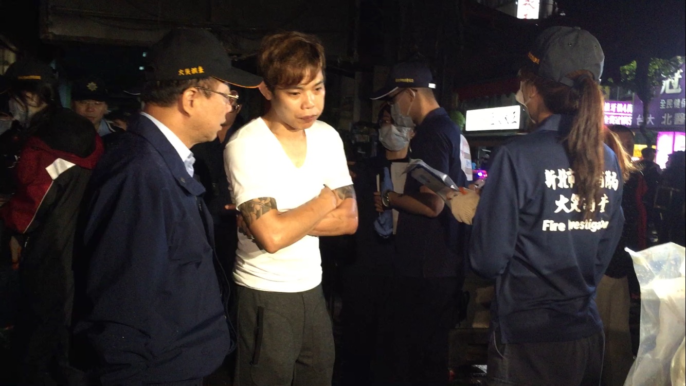 鵝肉店四子昨日到火場釐清狀況。