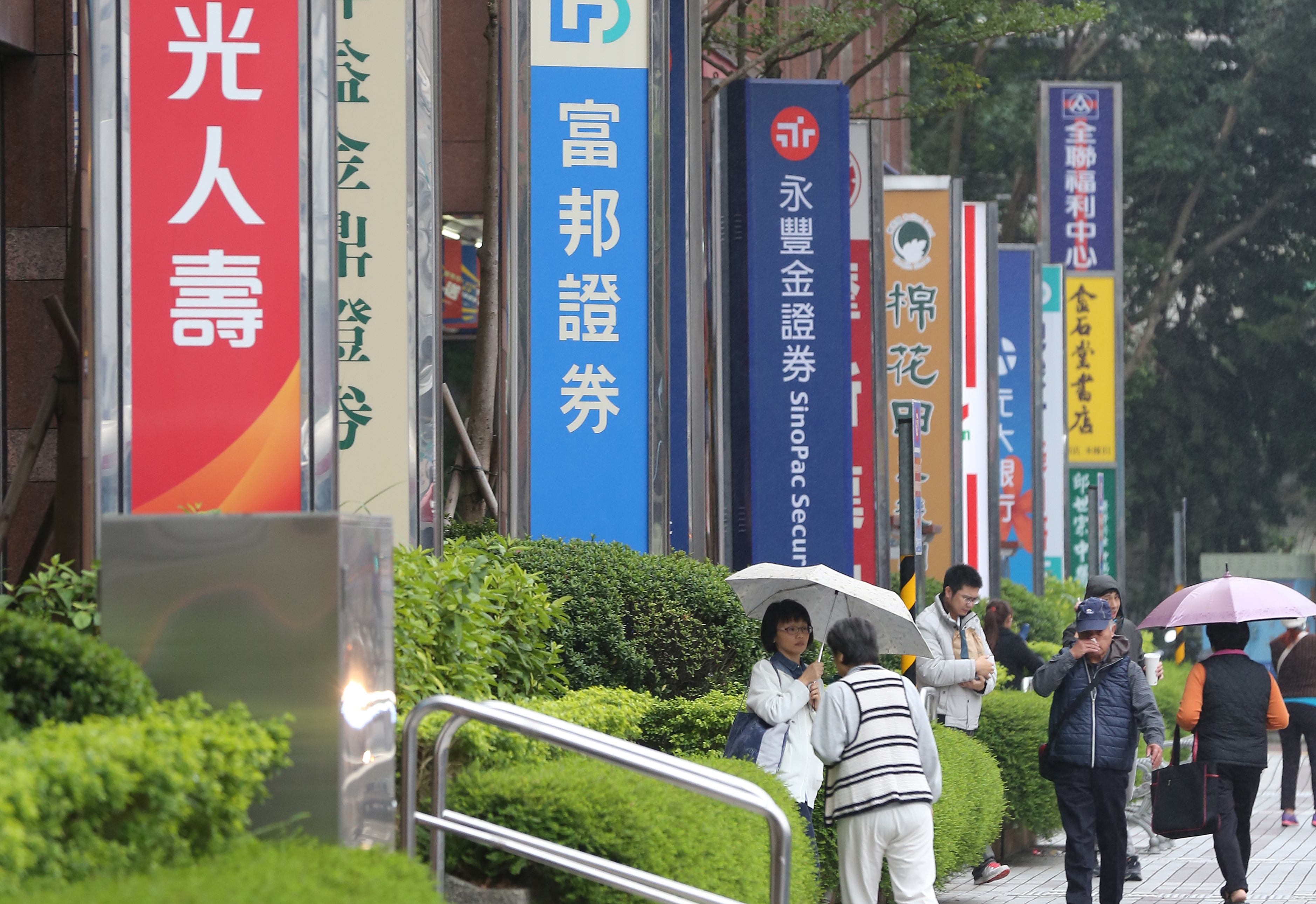 美國稅改案可望過關，加上Fed升息機率續升，台股金融股可望受惠。