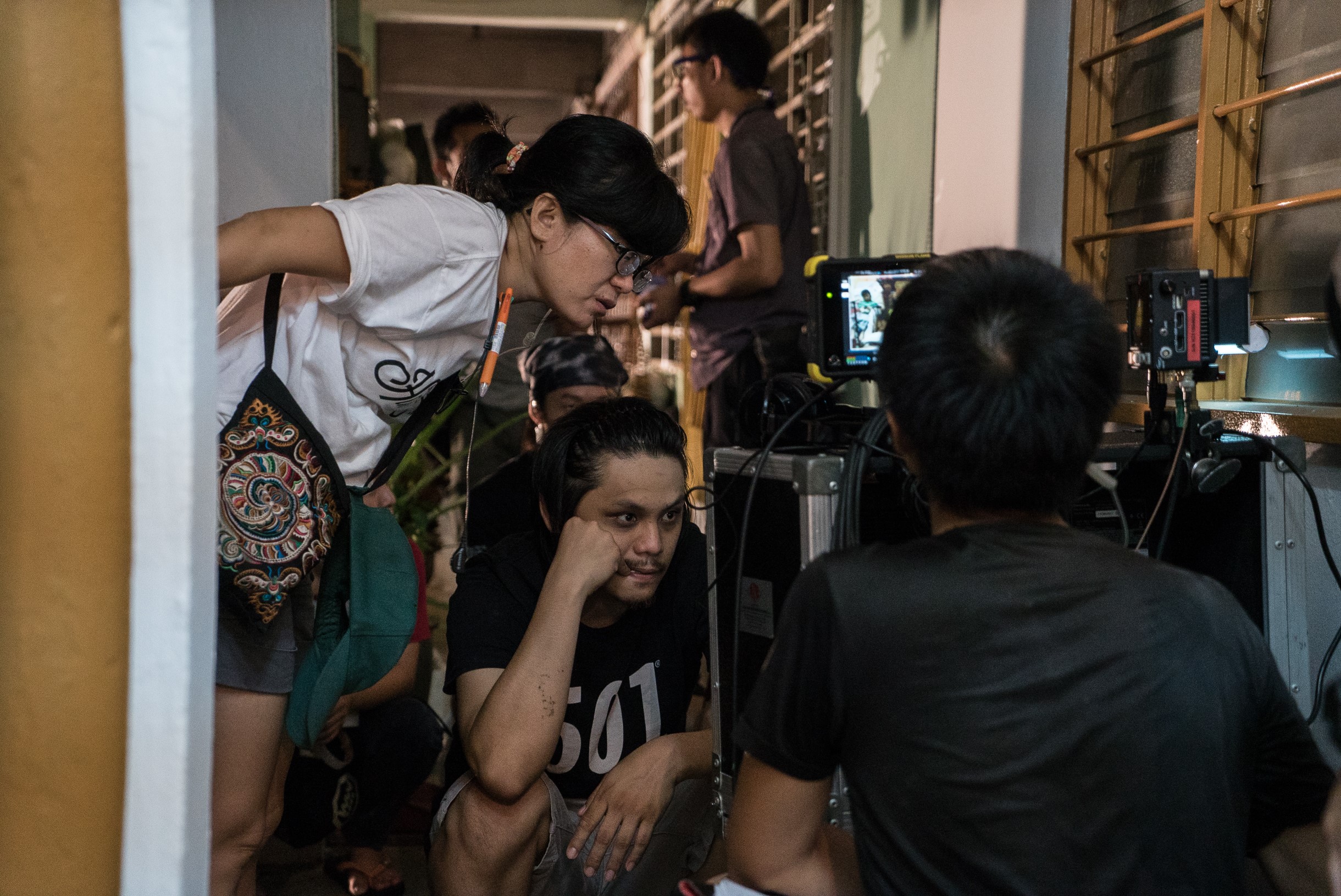 《分貝人生》在吉隆坡富都取景，出身技術組的陳勝吉（中）對所有細節都親力親為。（摩爾娛樂提供）