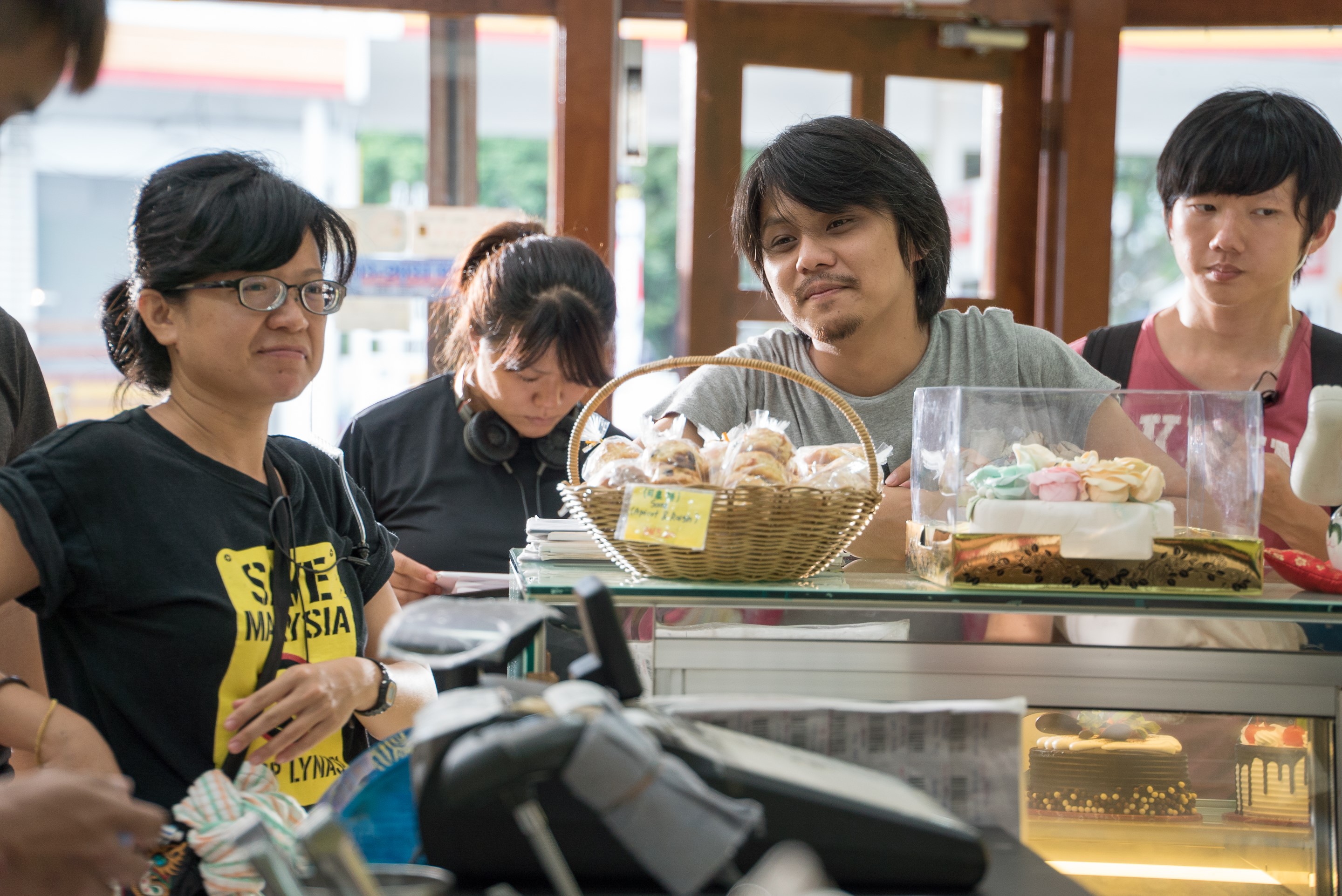 陳勝吉（右二）因為拍片，讓內心對父母深藏不語的情感得到釋放的出口。（摩爾娛樂提供）