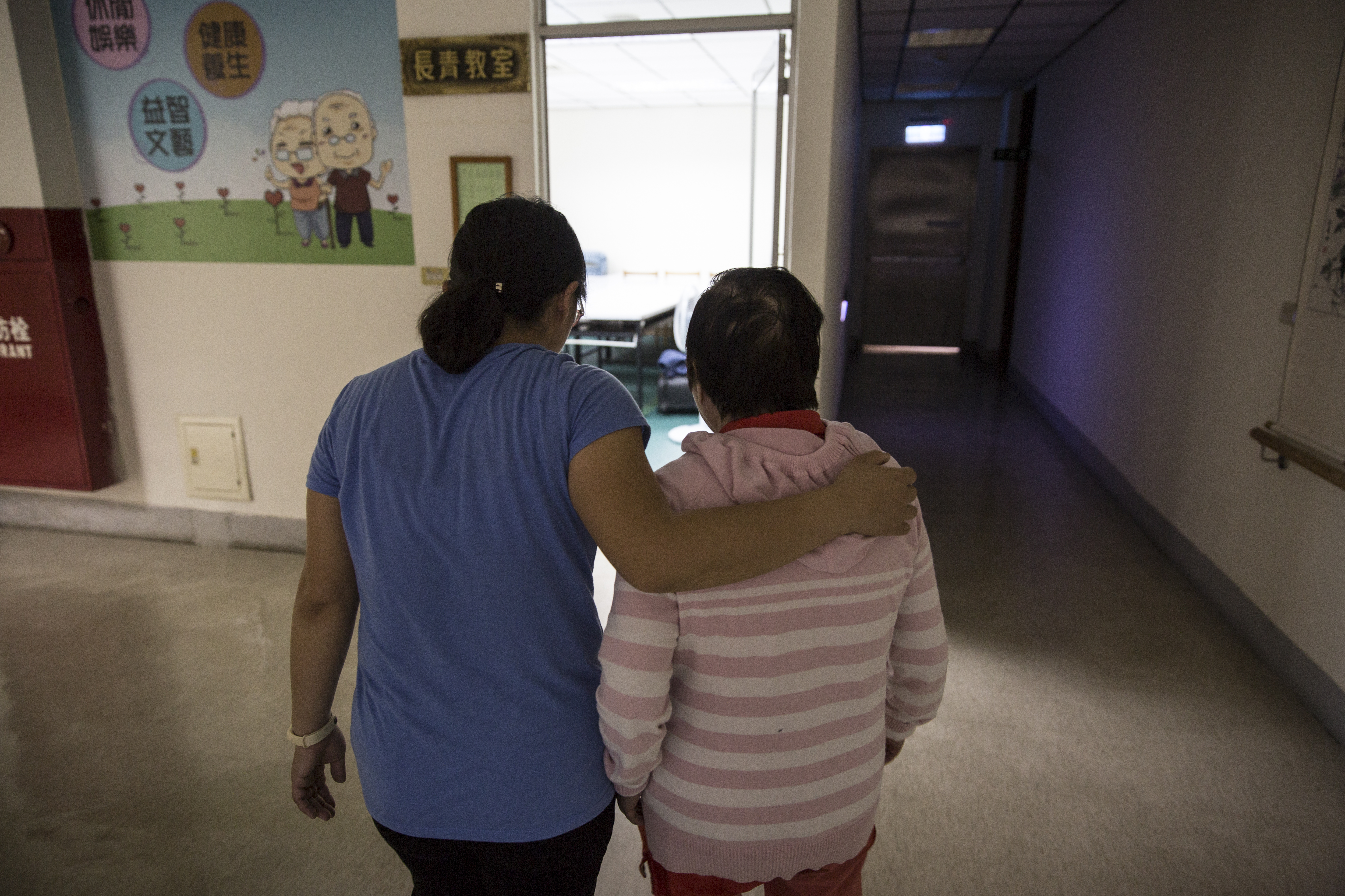 女兒許琇惠（左）帶母親許張水妹（右）前往托老中心的教室，內有伴唱機、球室、健身器材。