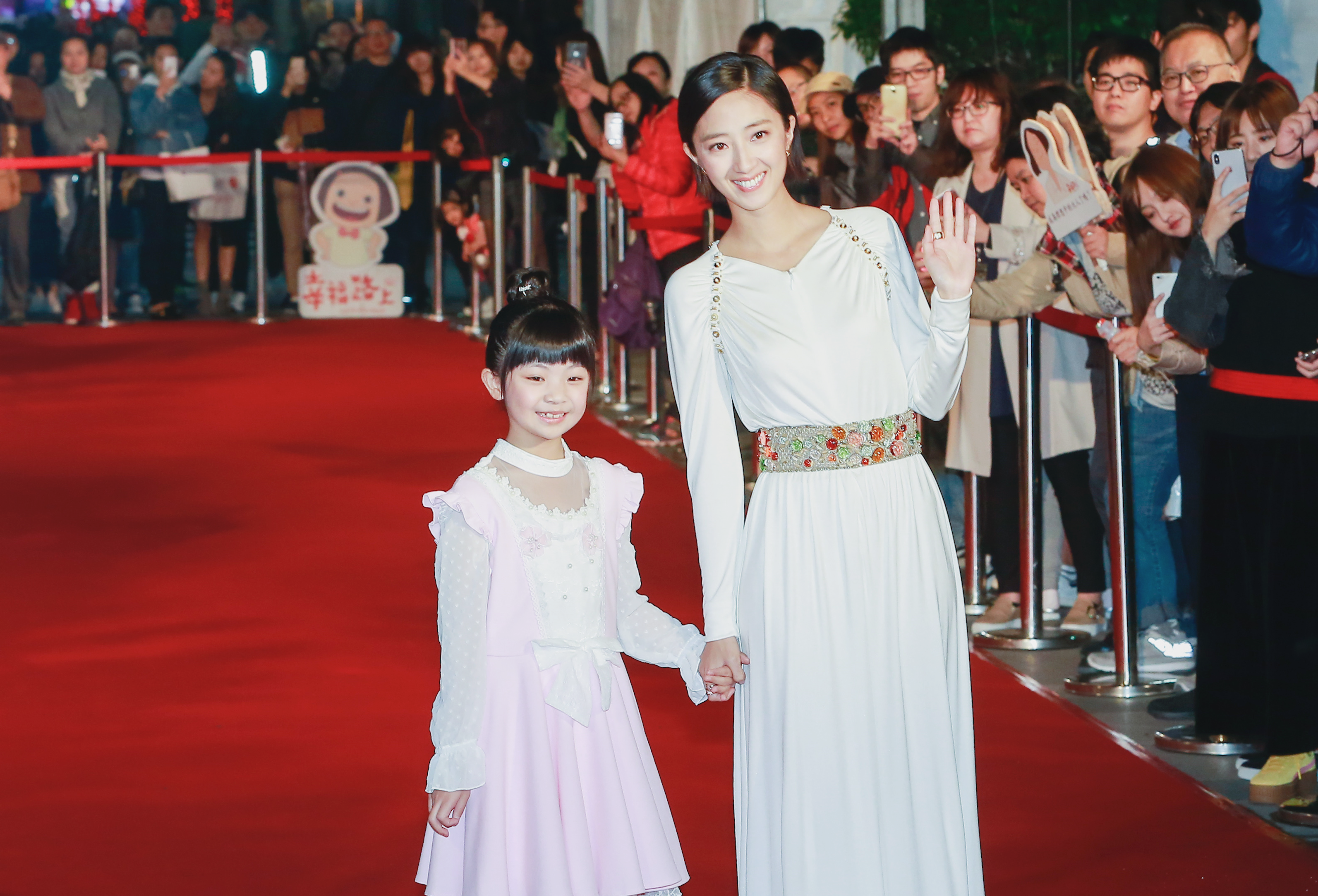桂綸鎂（右）穿白色禮服出席金馬影展閉幕式，非常飄逸脫俗，她和小配音員吳以涵一起為動畫片《幸福路上》女主角林淑琪代言，類似的成長經歷讓她看片忍不住哭泣，桂綸鎂覺得關於幸福大家都想得太遠、太複雜了，平平凡凡的其實就已經很幸福。