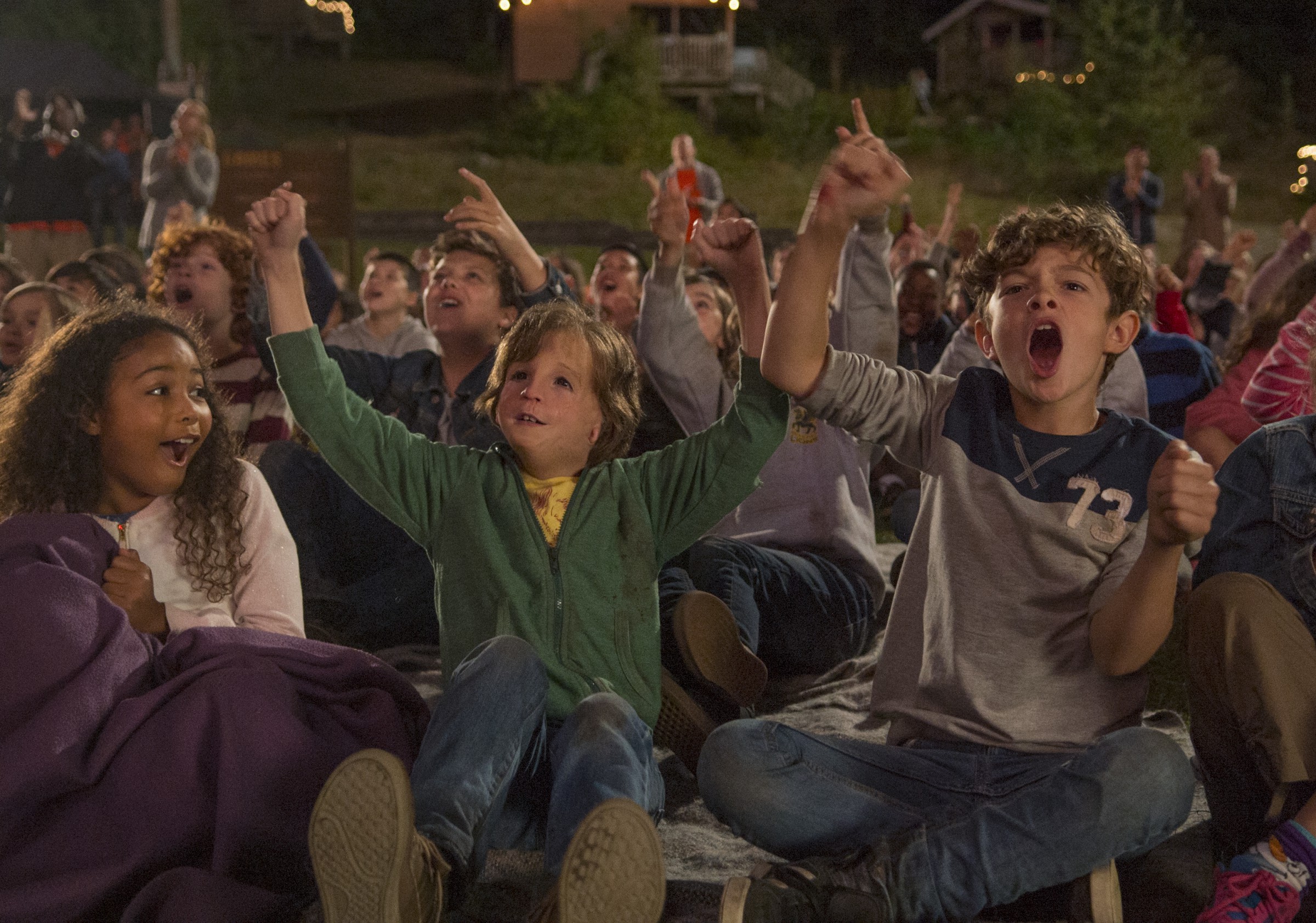 因為基因遺傳的缺陷，經過27次整容手術，奧吉擁有一張殘缺五官的臉，踏入學校後面對大家好奇的眼光。（甲上娛樂）