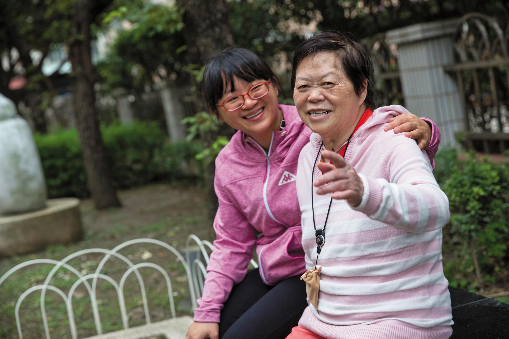 女兒許琇惠(左)每日接送許張水妹(右)前往日照中心,待會兒再去幼稚園接回2個孩子。