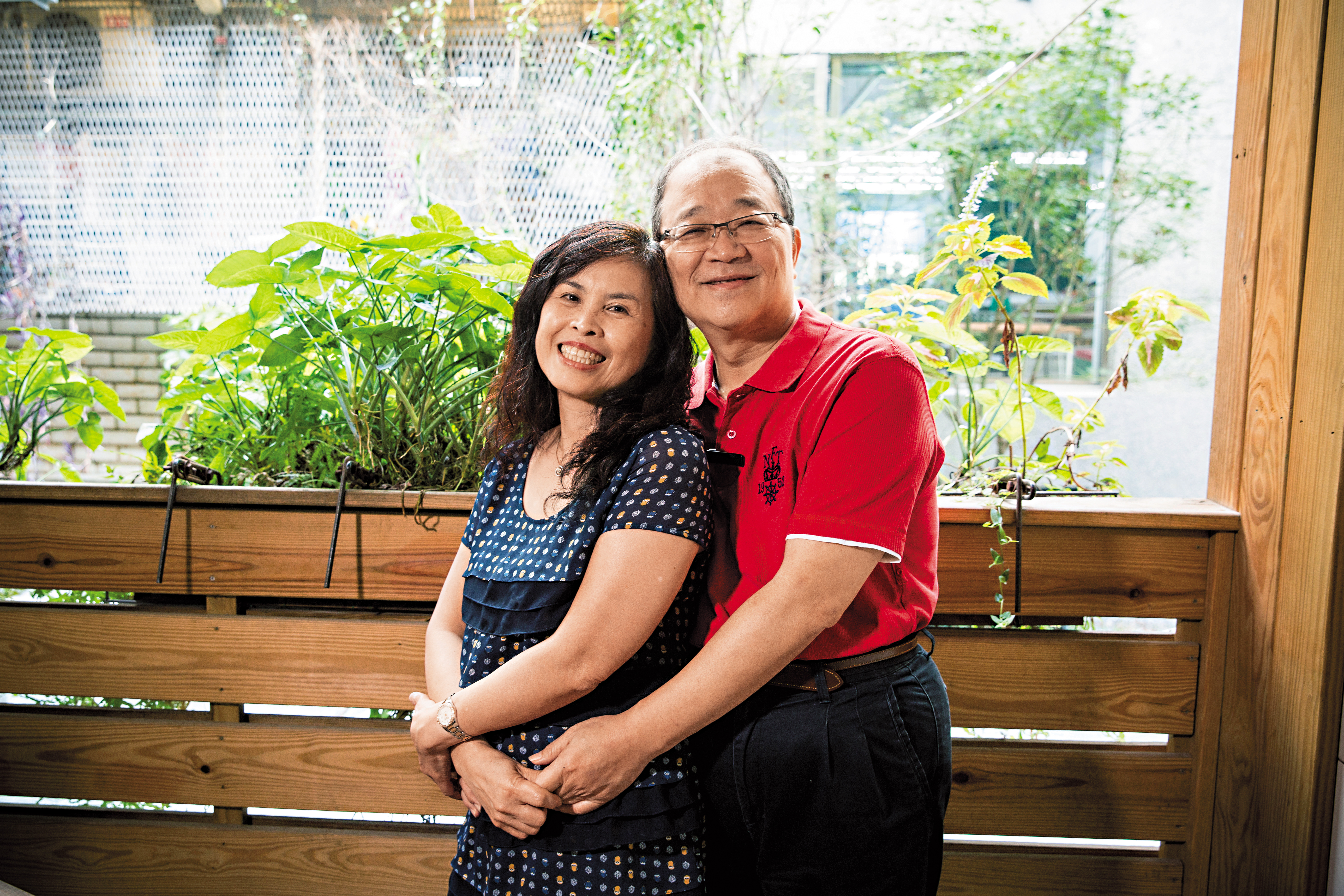 莊素玫（左）自從邱孟暉（右）心肌梗塞之後，再也沒機會上國標舞，因為舞步對邱孟暉來說太複雜了。但2人搭手擺姿勢拍照，身體的記憶似乎又回來了。