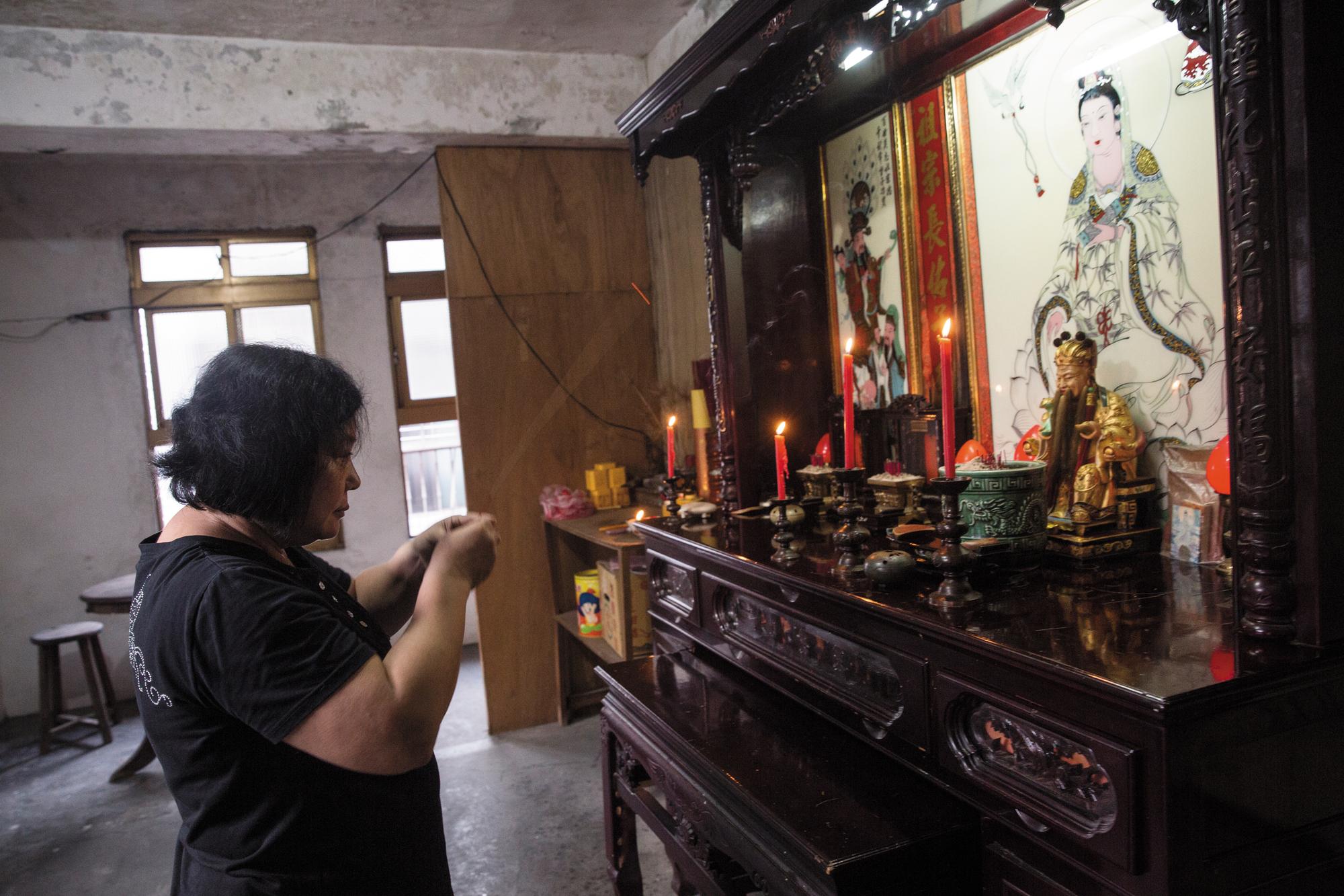 王淑芳點香祭祖,母親的頭七也在此處進行。從小母親就帶著全家人一起拜拜,信仰成了支持全家人的力量。