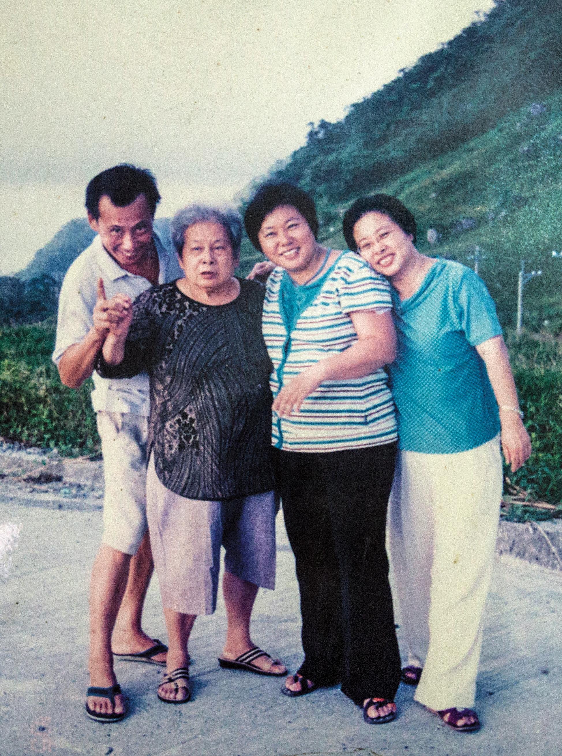 母親在世時,王淑芳(右2)三兄妹會帶母親(左2)上山散心,擔心失智症造成司機及乘客誤解,他們只敢自己開車,不敢搭乘公共運輸工具。(王淑芳提供)
