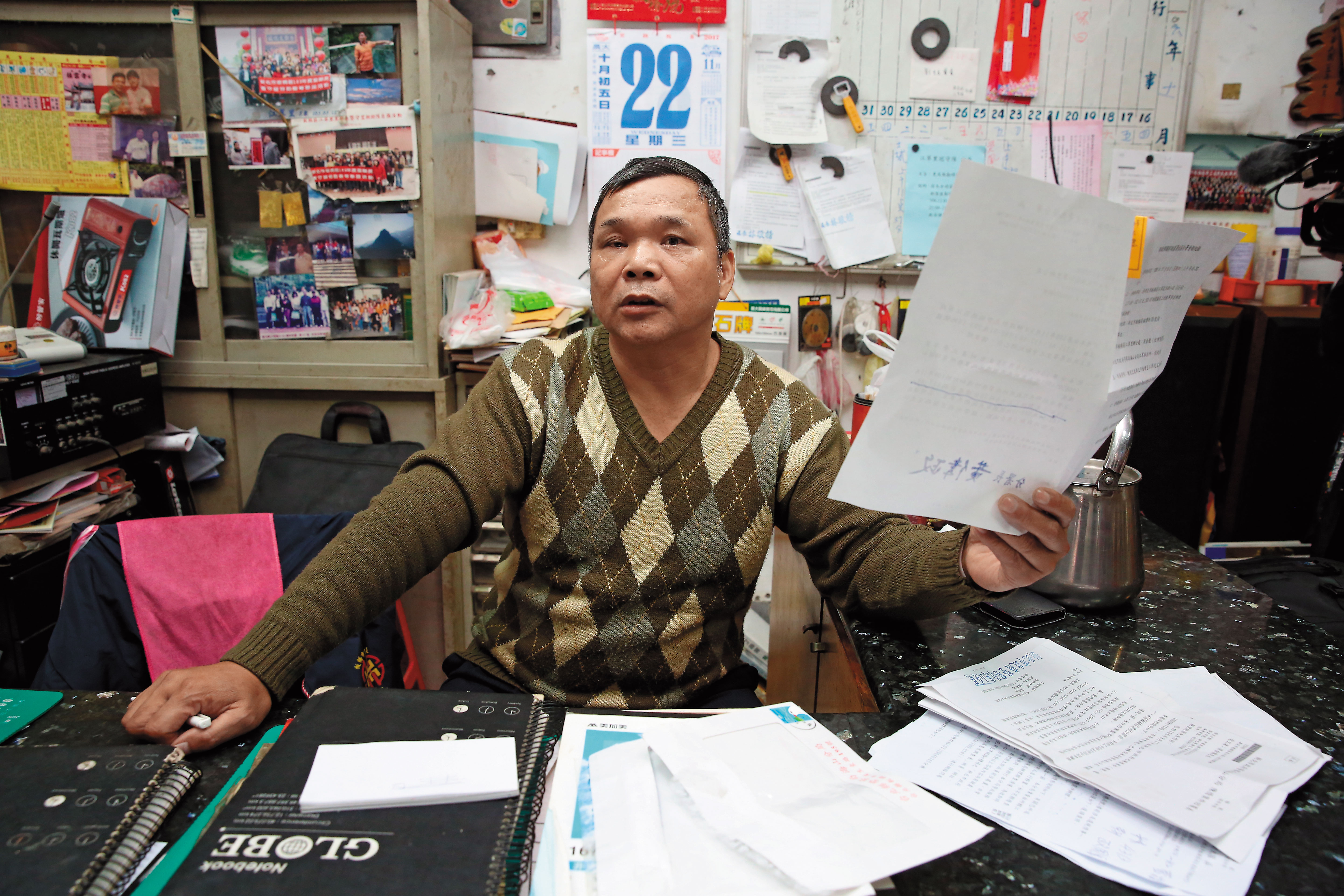 前里長梁金龍（圖）控訴周勝考阻擋汙水管工程，前往抗議還被控告恐嚇。