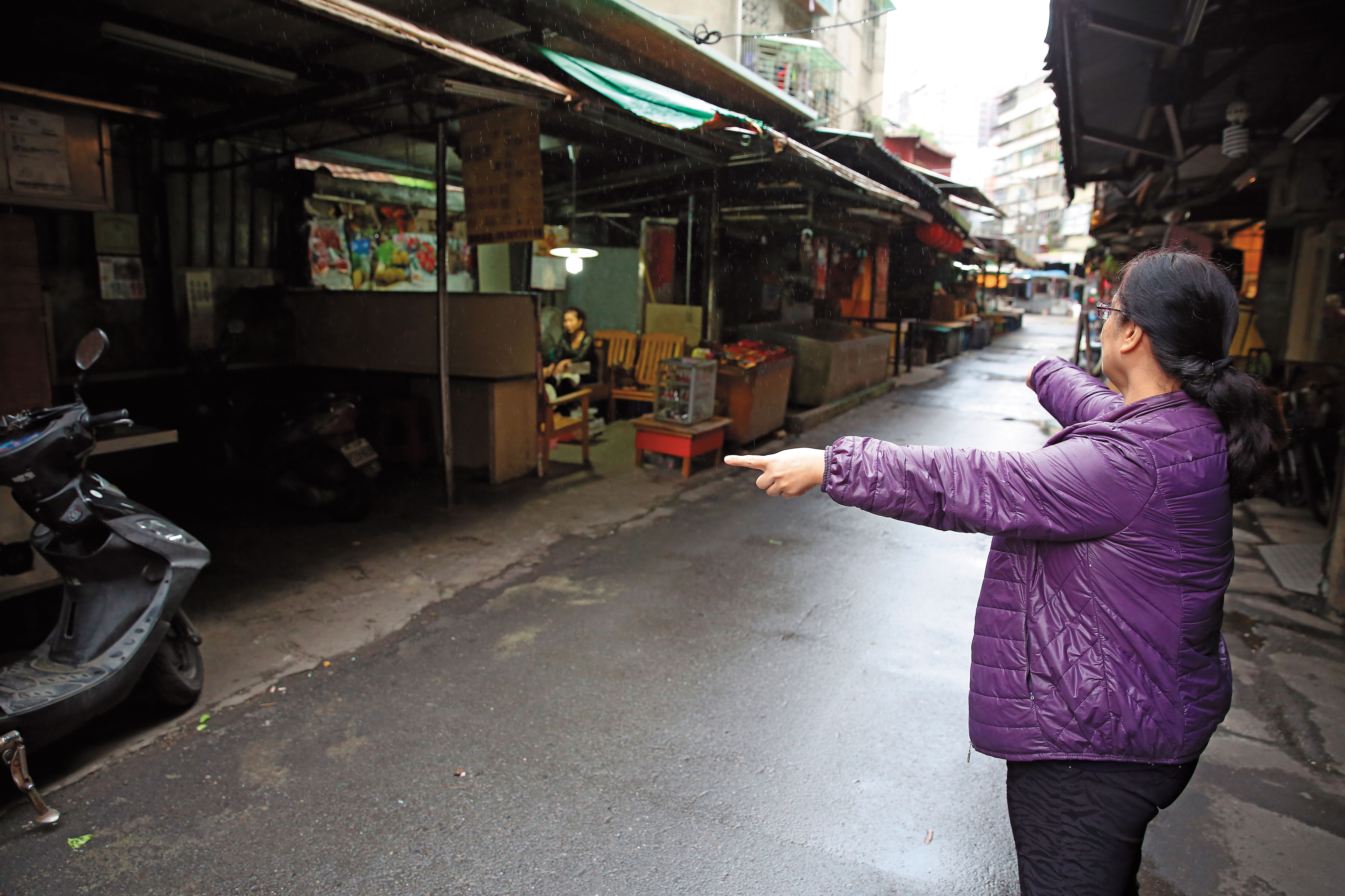 地主指著被違建戶霸占的自家土地，感嘆不知何時才能歸還。