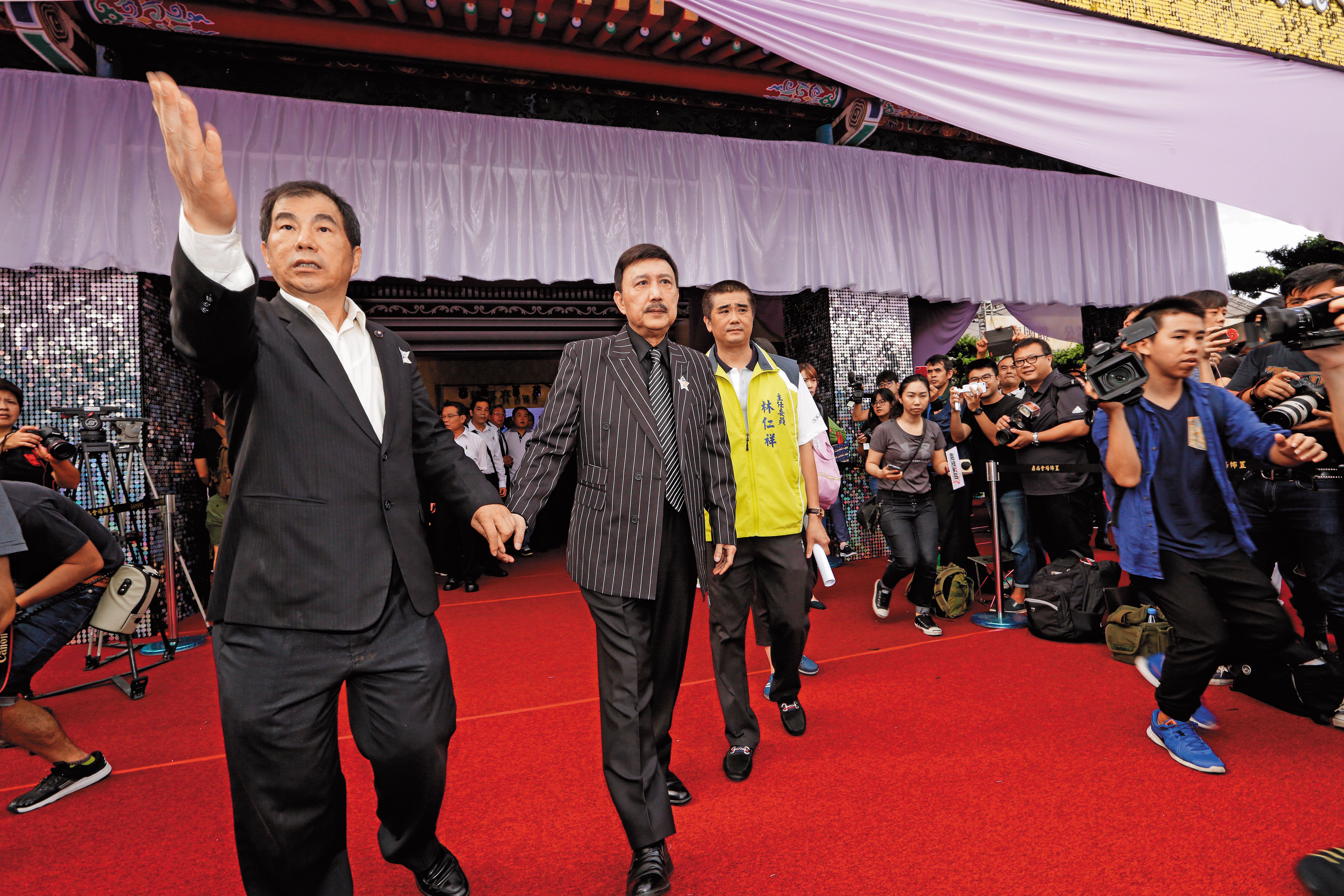 周勝考（左1）與新北市地方關係密切，日前主理豬哥亮後事而成為媒體焦點。