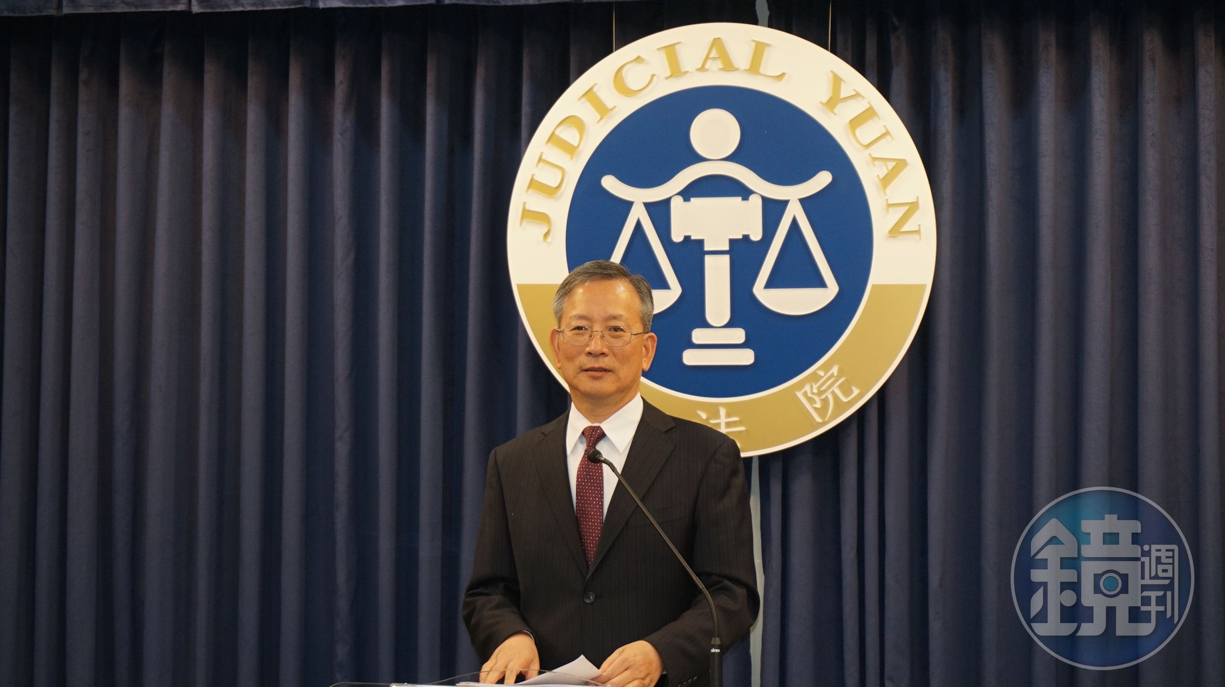 司法院祕書長呂太郎公布大法官解釋，宣告全面檢閱受刑人書信及不准受刑人提告等規定違憲。