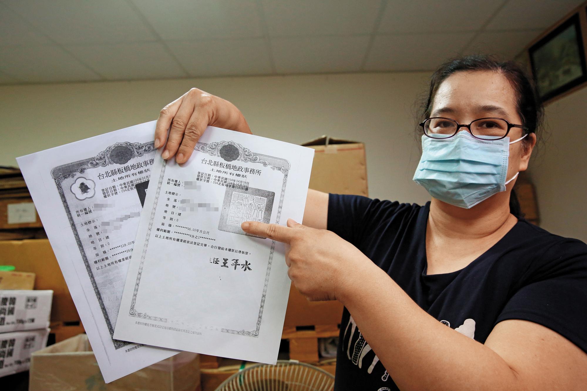 地主指著被違建戶霸占的自家土地，感嘆不知何時才能歸還。