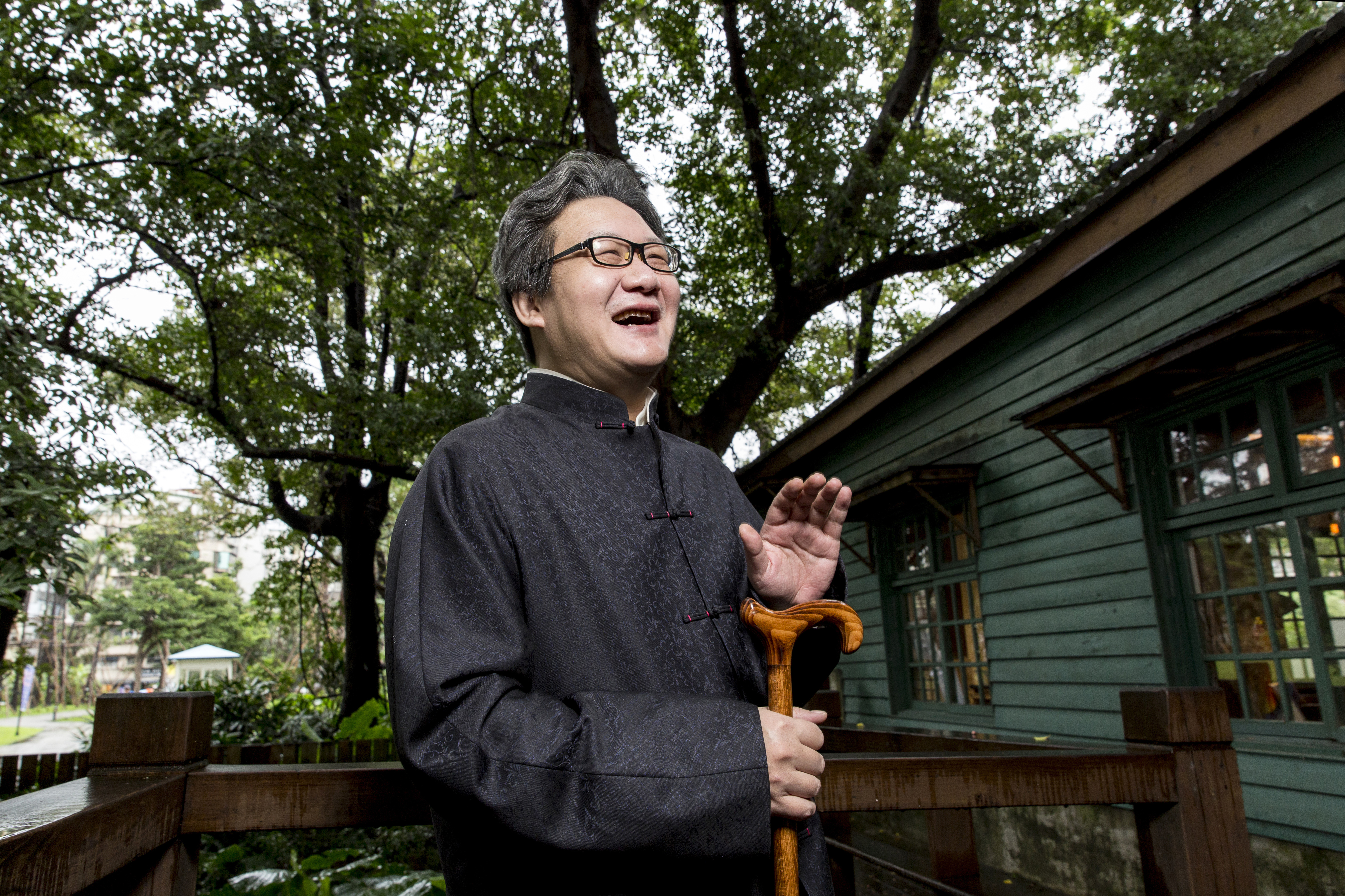 傳聞徐浩峰武功高強，又對中國冷兵器有深入研究，當他手拿木杖時，不免讓人有手杖藏有機關的錯覺。