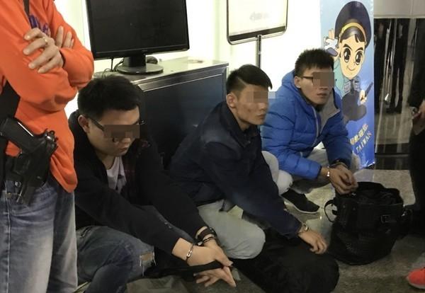 蔡嫌（左）以每人一萬元的代價雇人潑漆，卻因此釀成大禍。（翻攝畫面）
