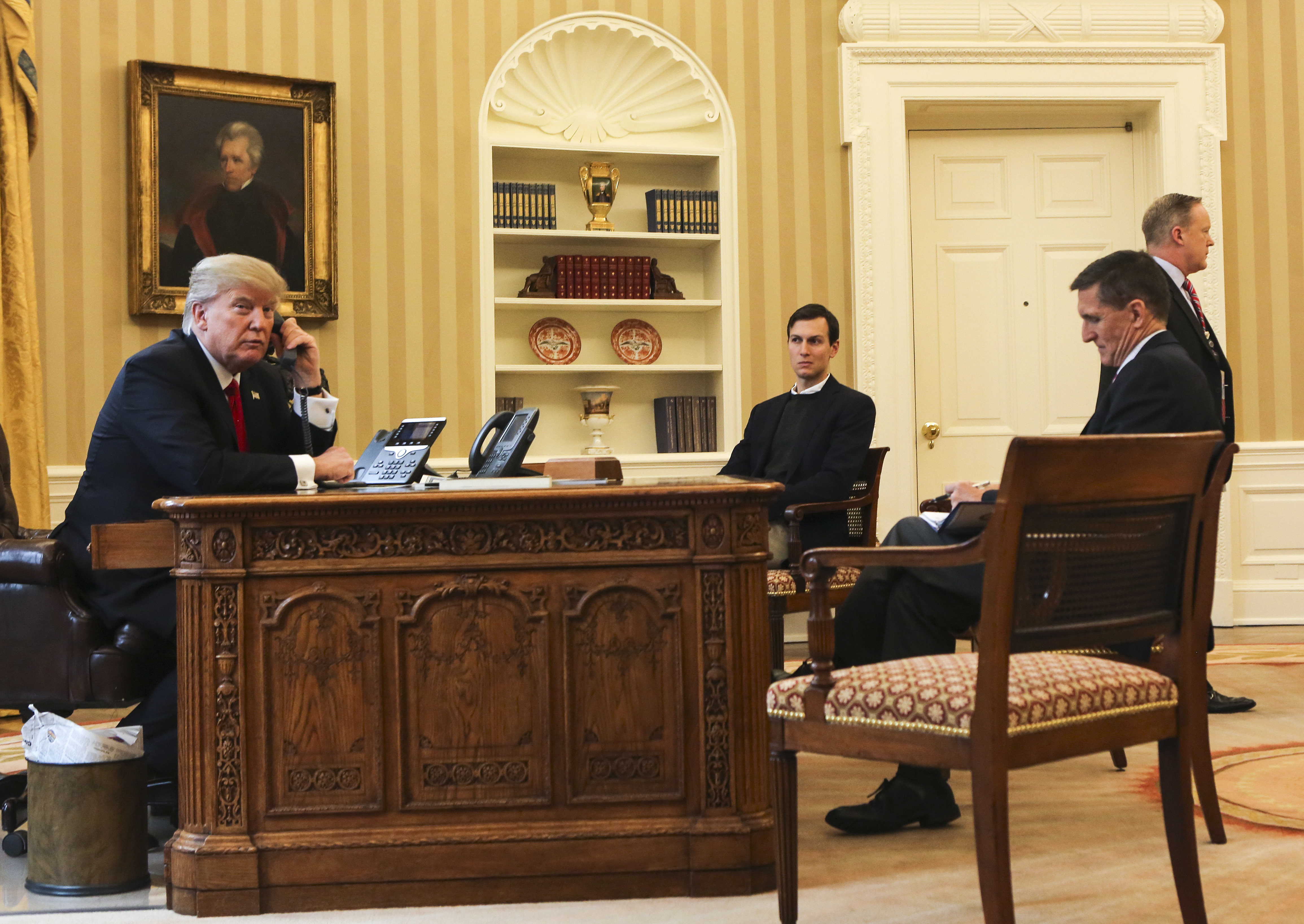 2017年2月14日，美國總統川普與資深顧問庫西納（中）、國安顧問弗林（右）在白宮橢圓形辦公室。後方站立者為當時的白宮發言人史拜瑟。（東方IC）