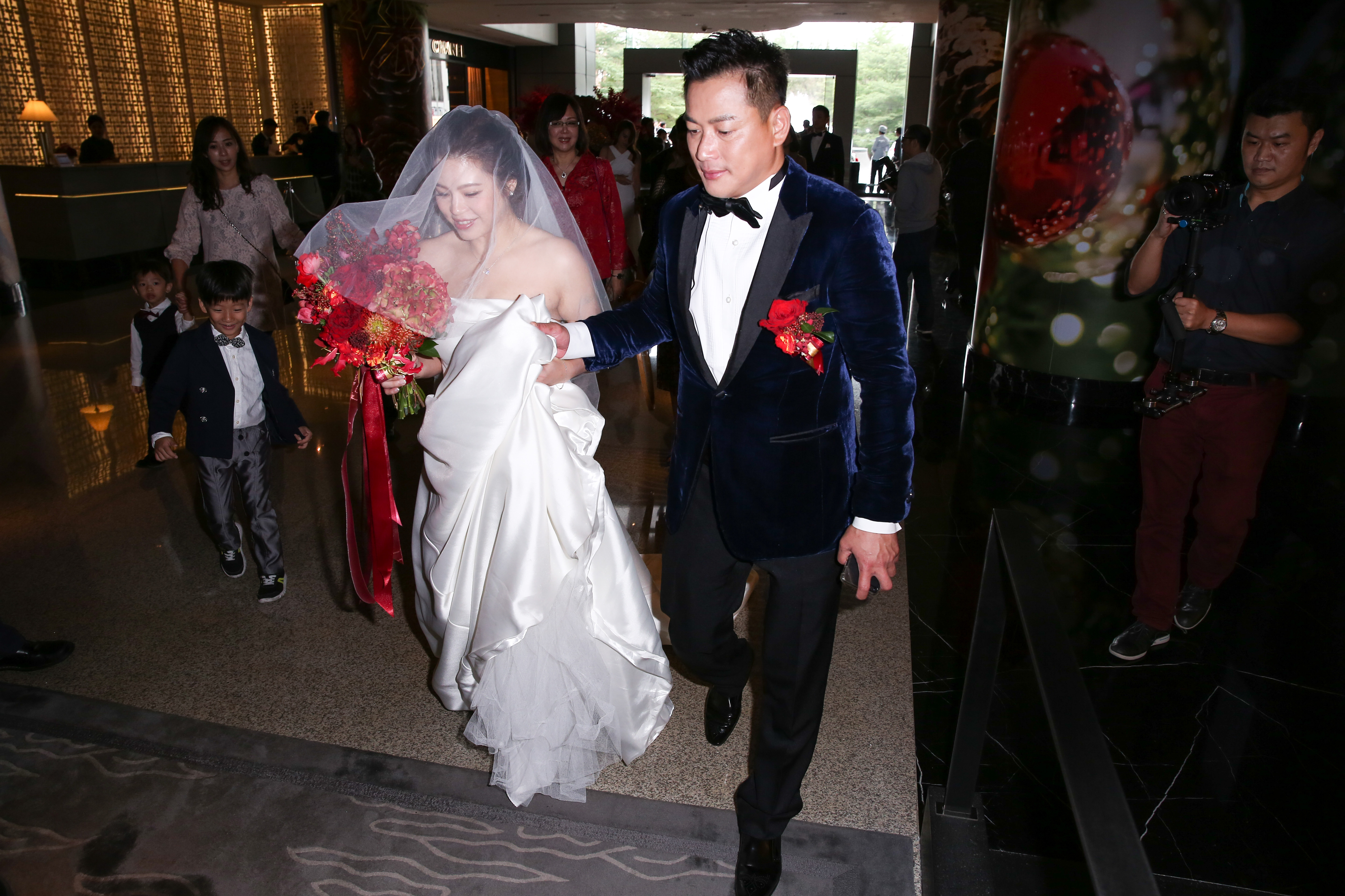 江宏恩砸了將近300萬元在晶華酒店舉辦婚宴，圖為婚宴前他跟老婆先進酒店休息、準備的畫面。