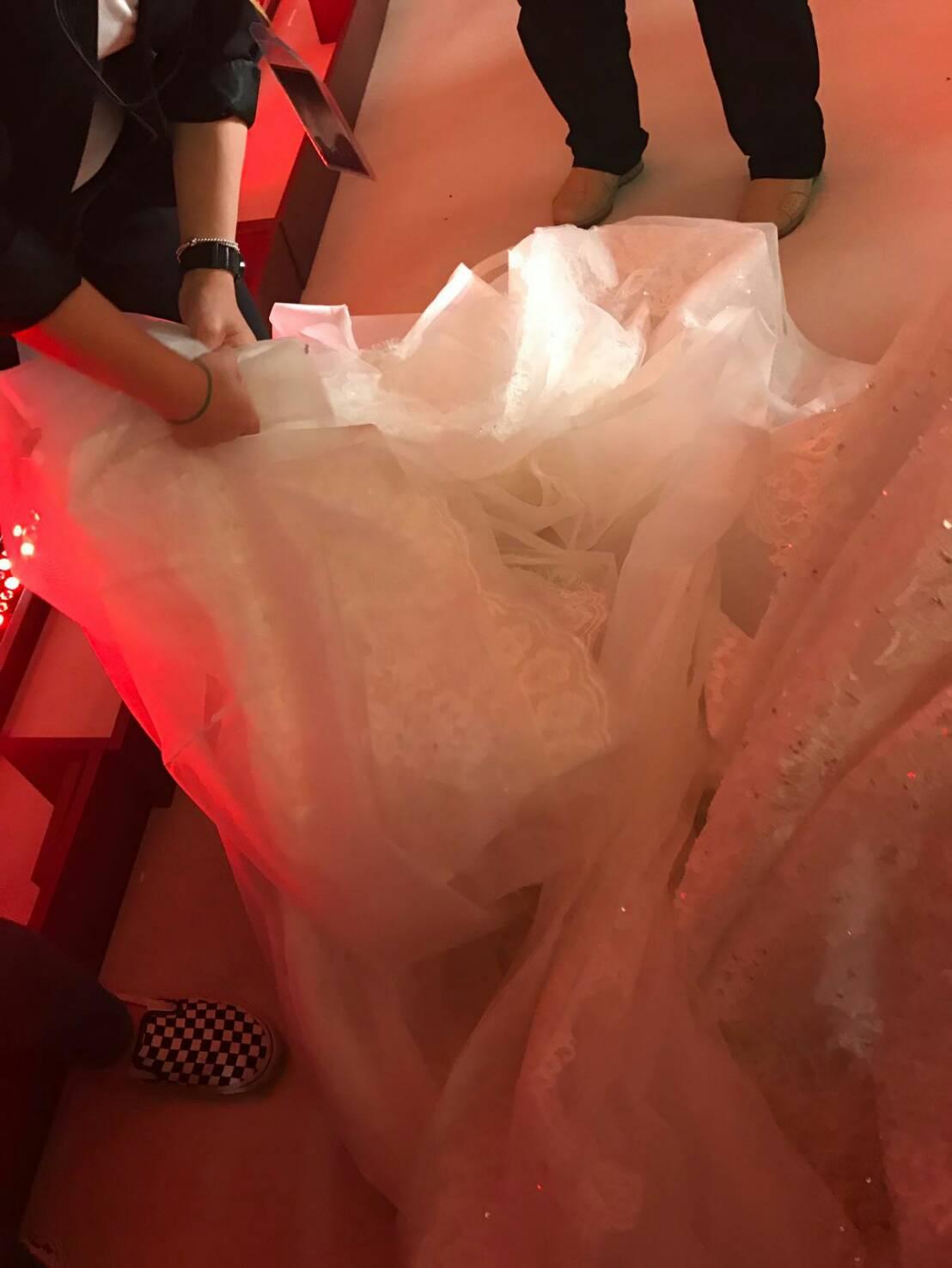 接受電子媒體訪問時,江宏恩老婆Vanessa的婚紗燒起來了。