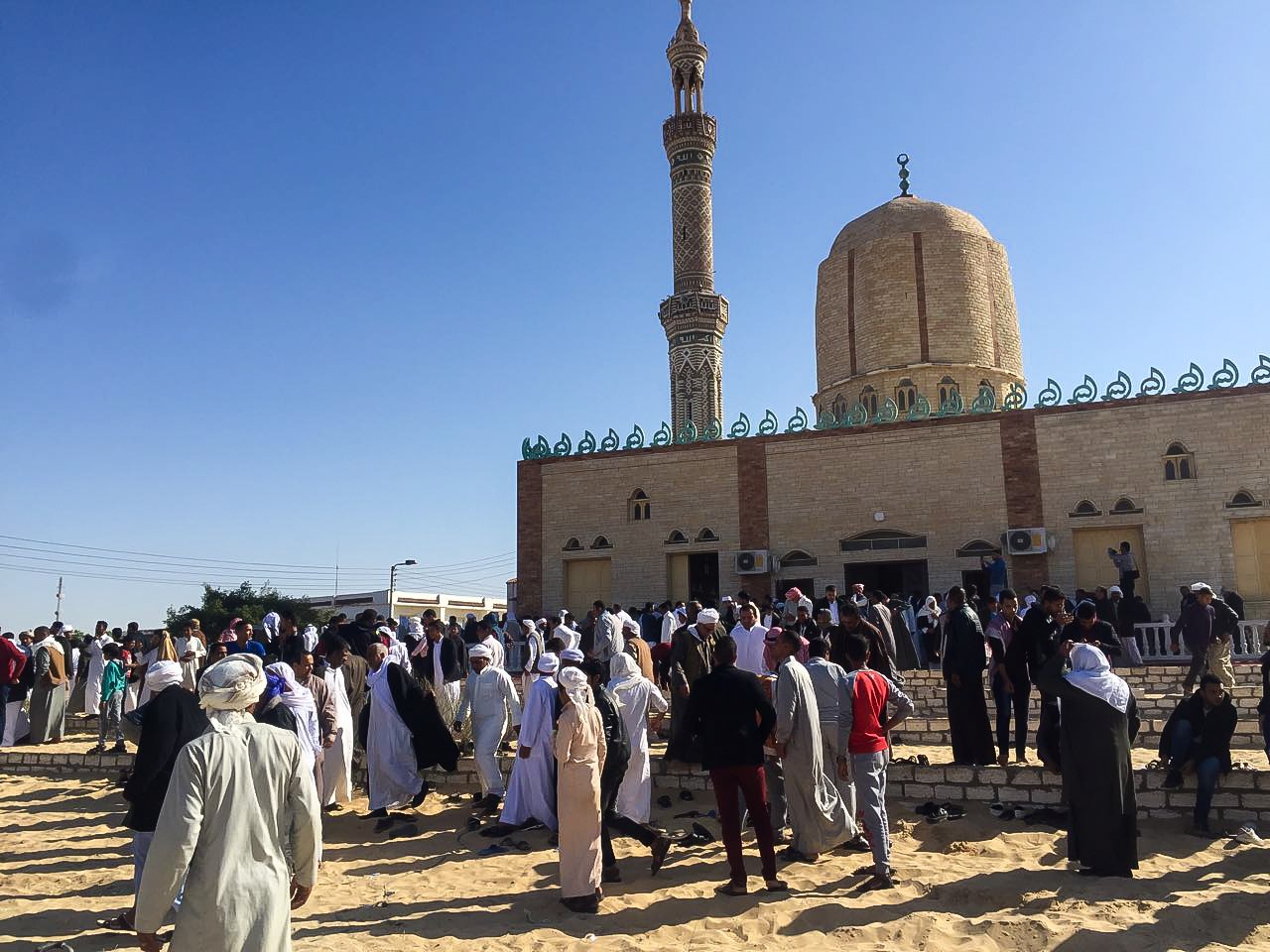 爆炸案後一週，信眾仍前往事發地點的蘇菲派神廟禱告。（東方IC）