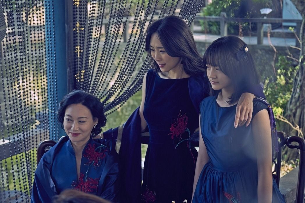 《血觀音》三個女演員表現精彩，惠英紅（左）的精準凌厲，文淇（右）渾然天成的表演戲胞，為她們摘下金馬女主與女配角，得到了最高榮譽。