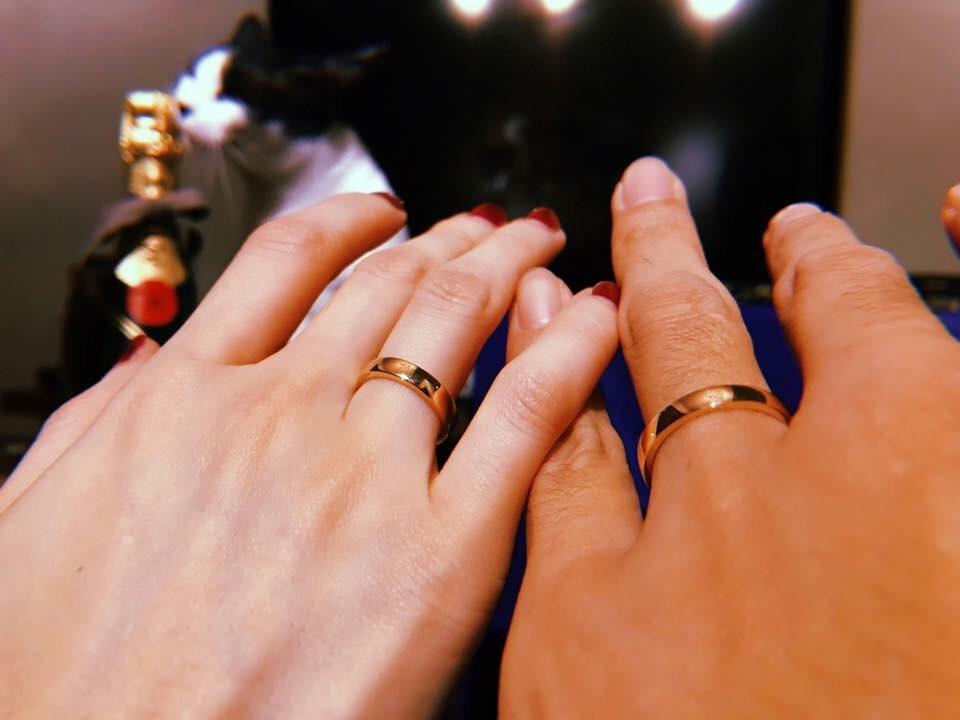 坤達與柯佳嬿登記結婚，小倆口秀出婚戒。（摘自柯佳嬿臉書）