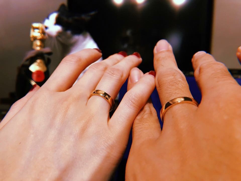 坤達與柯佳嬿登記結婚，小倆口秀出婚戒。（摘自柯佳嬿臉書）