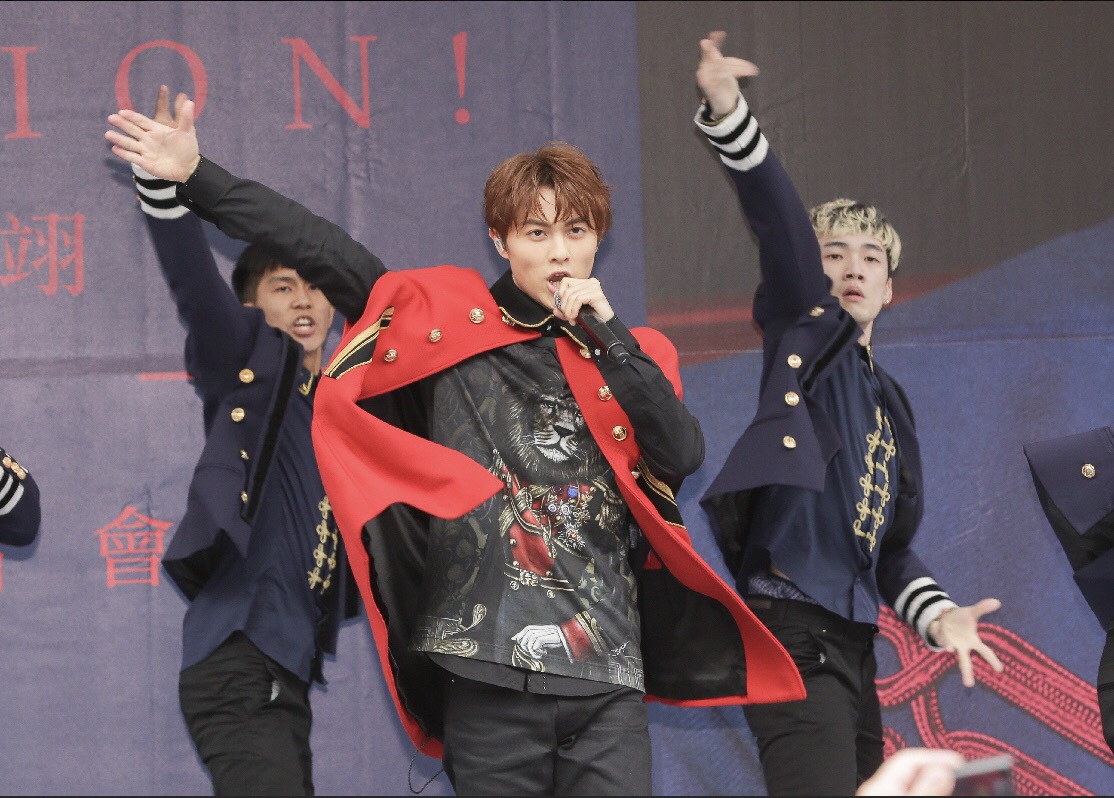 王子邱勝翊今在台北西門町舉辦新專輯《Attention！》簽唱會。