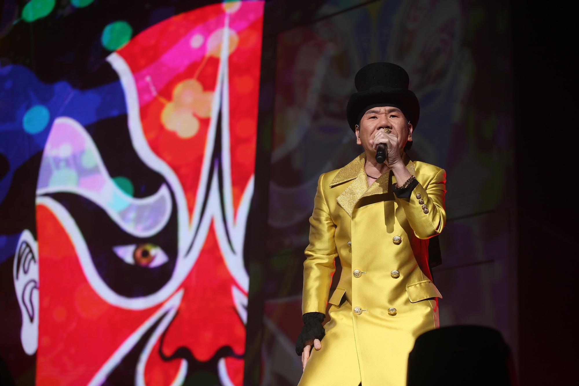 趙傳演唱會以金黃長風衣配黑高帽的歐洲貴族風亮相。(旋風音樂提供)