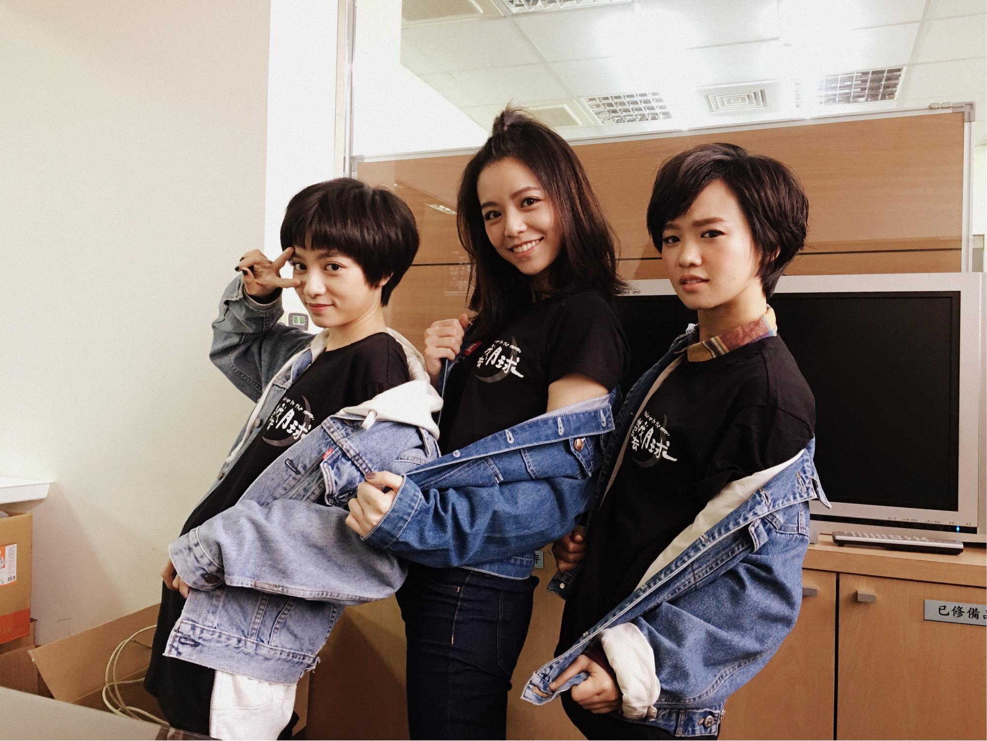 宋芸樺(中)、嚴正嵐(右)、姚愛寗(左)當起一日店長,扮演推銷員協助叫賣門票。(星泰娛樂提供)