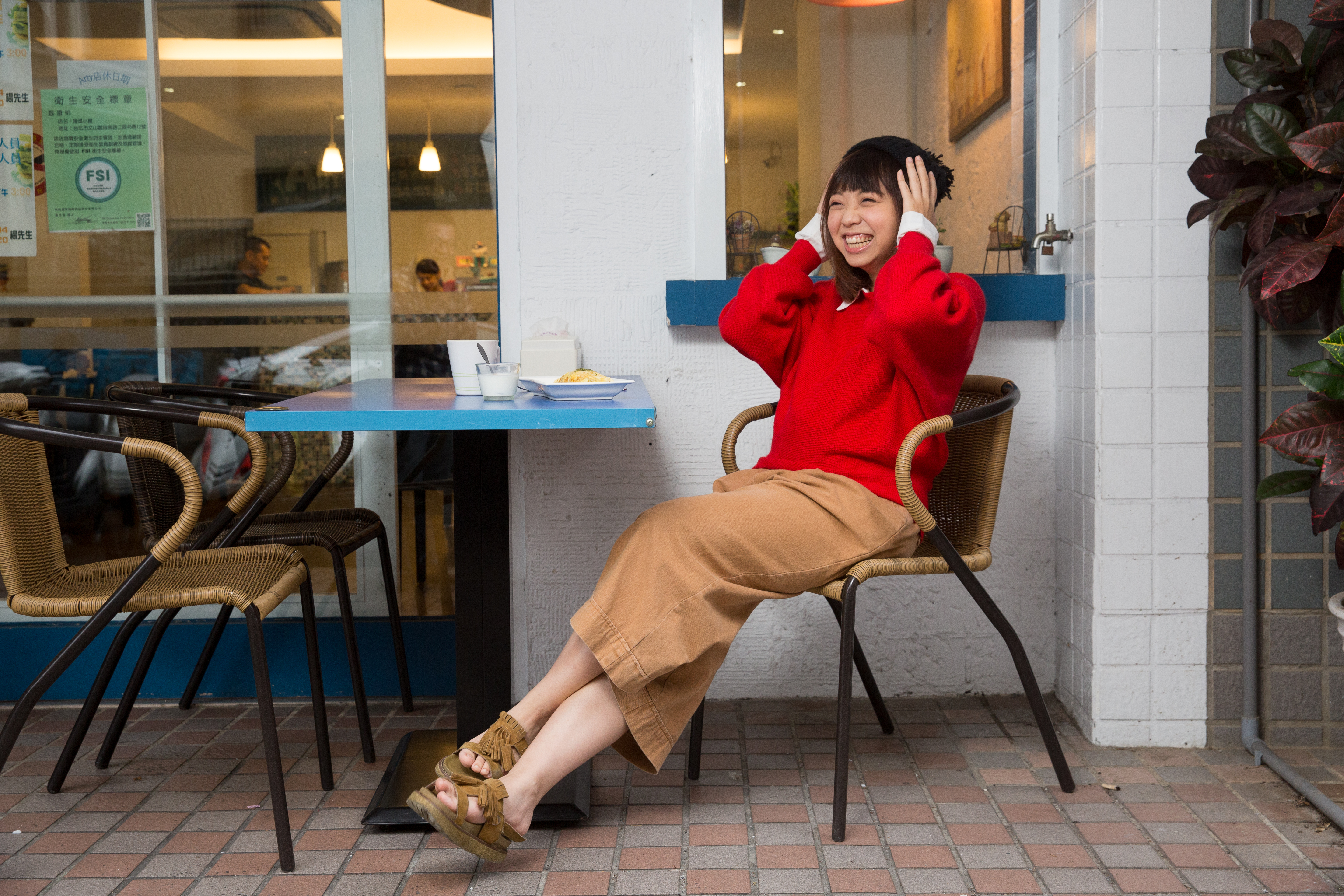 龍龍是脫口秀演員，她的笑話都改編自生活不愉快的事，好比受歡迎的「不要跟gay當好友」也是。