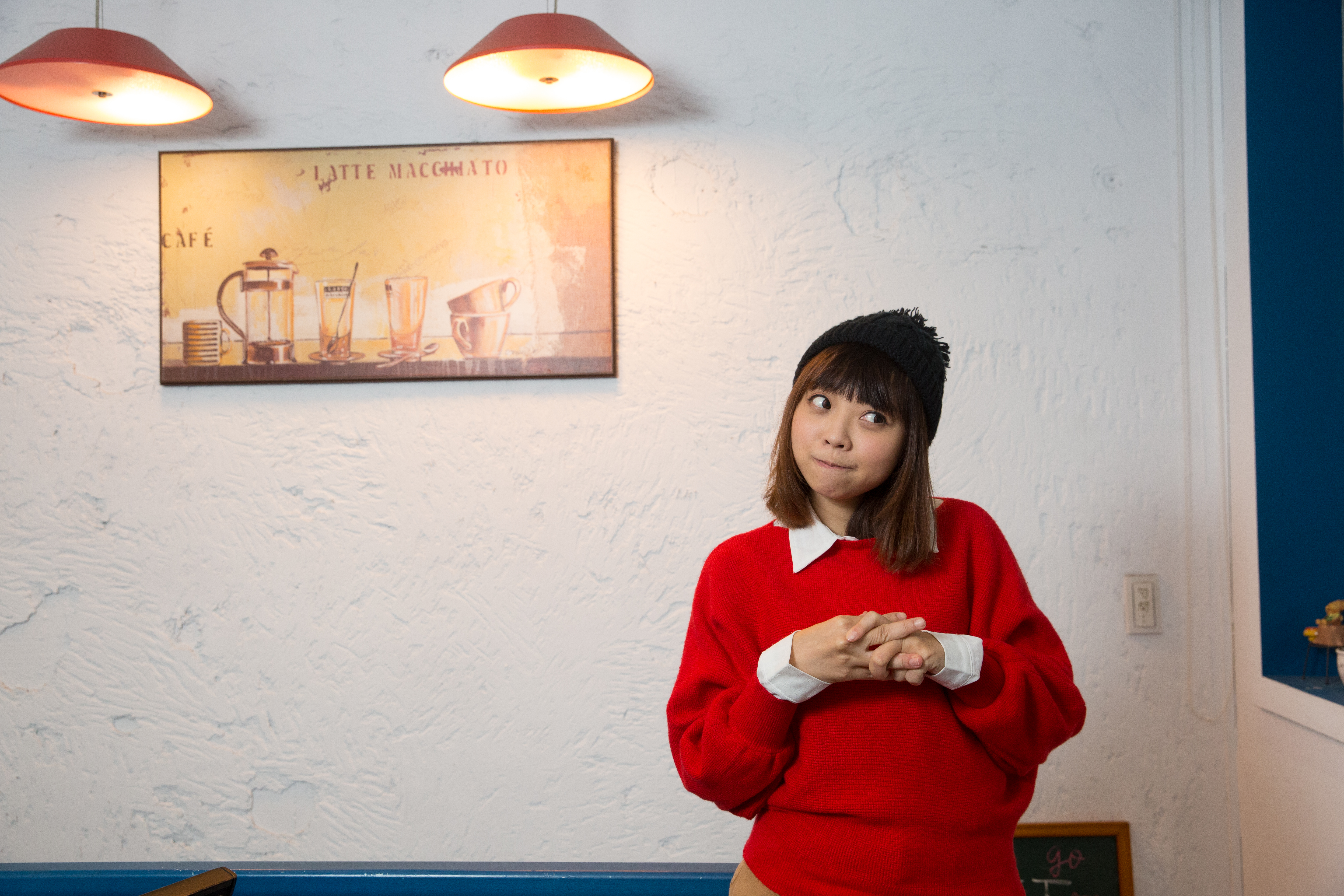 龍龍擅於自嘲，拍照時說自己像是在拍第四台徵婚節目「越南情緣」。